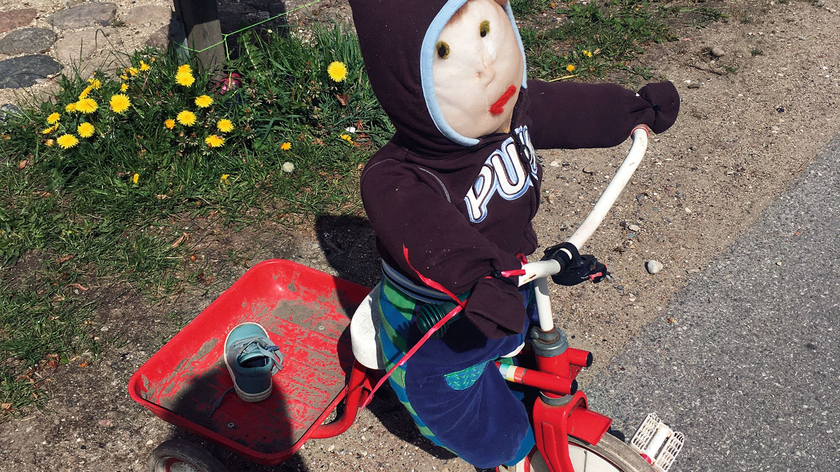 Beboerne i Kattinge var ekstra kreative, da de i sommer opsatte dukker på trehjulede cykler i vejkanten (Foto: Privatfoto)