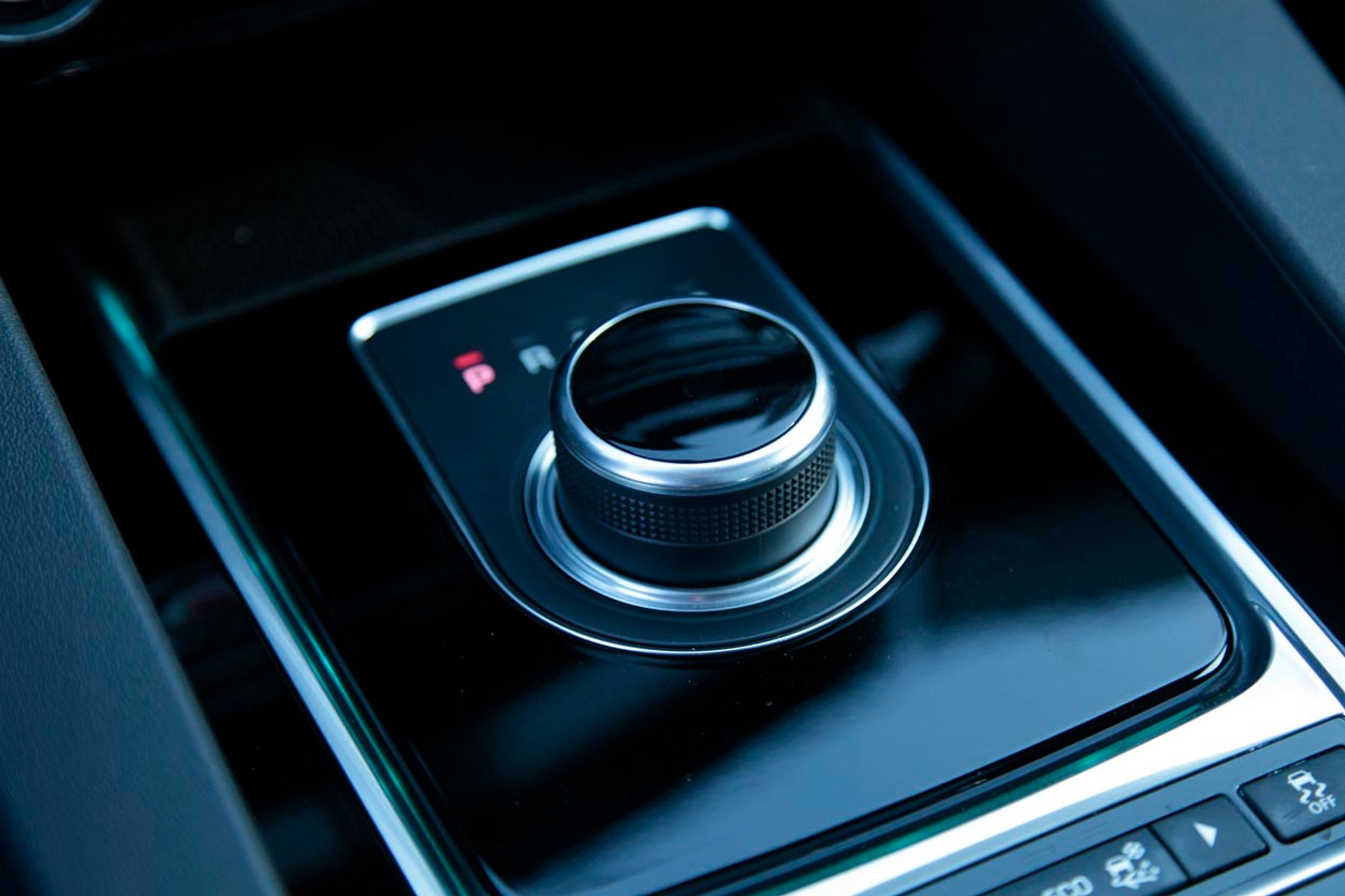 Også F-Pace har Jaguars velkendte dreje-gearvælger til automatgearet  og heller ikke her formår den at overbevise.