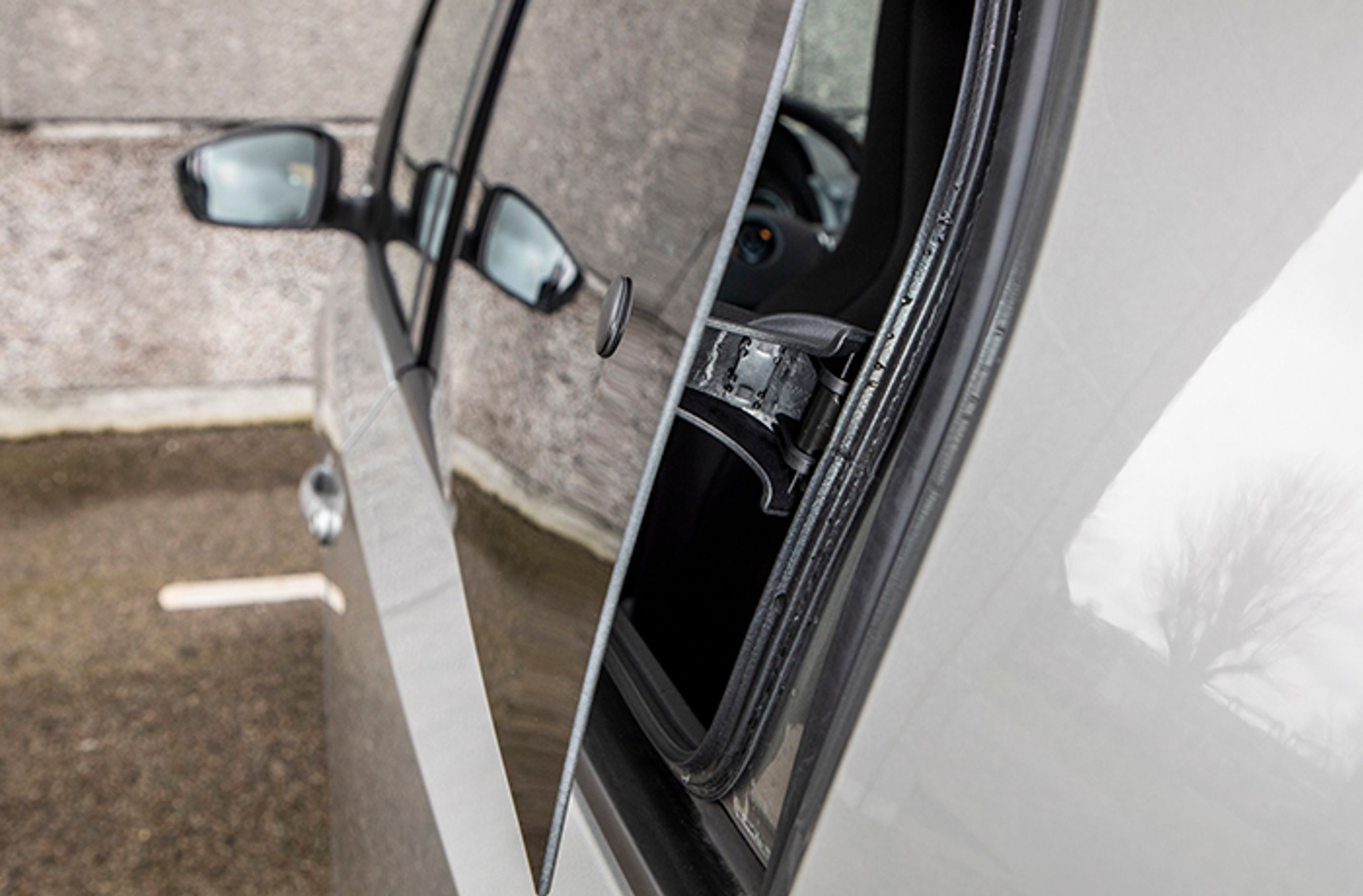 Der er ikke normale ruder i bagdørene, så vil man have frisk luft, kan de blot sættes på klem.