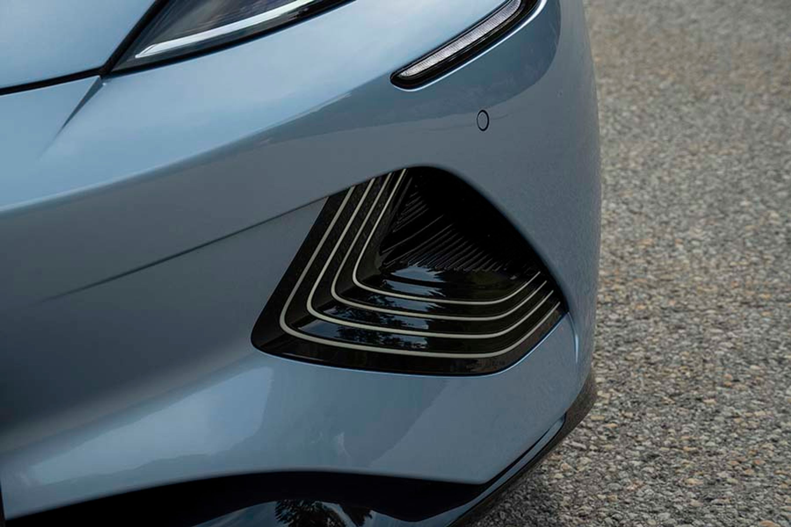 Under forlygterne er der i hver side fire lysstreger, som giver bilen et særligt udtryk. Lygterne er LED-typen, men ikke med matrix-funktion.