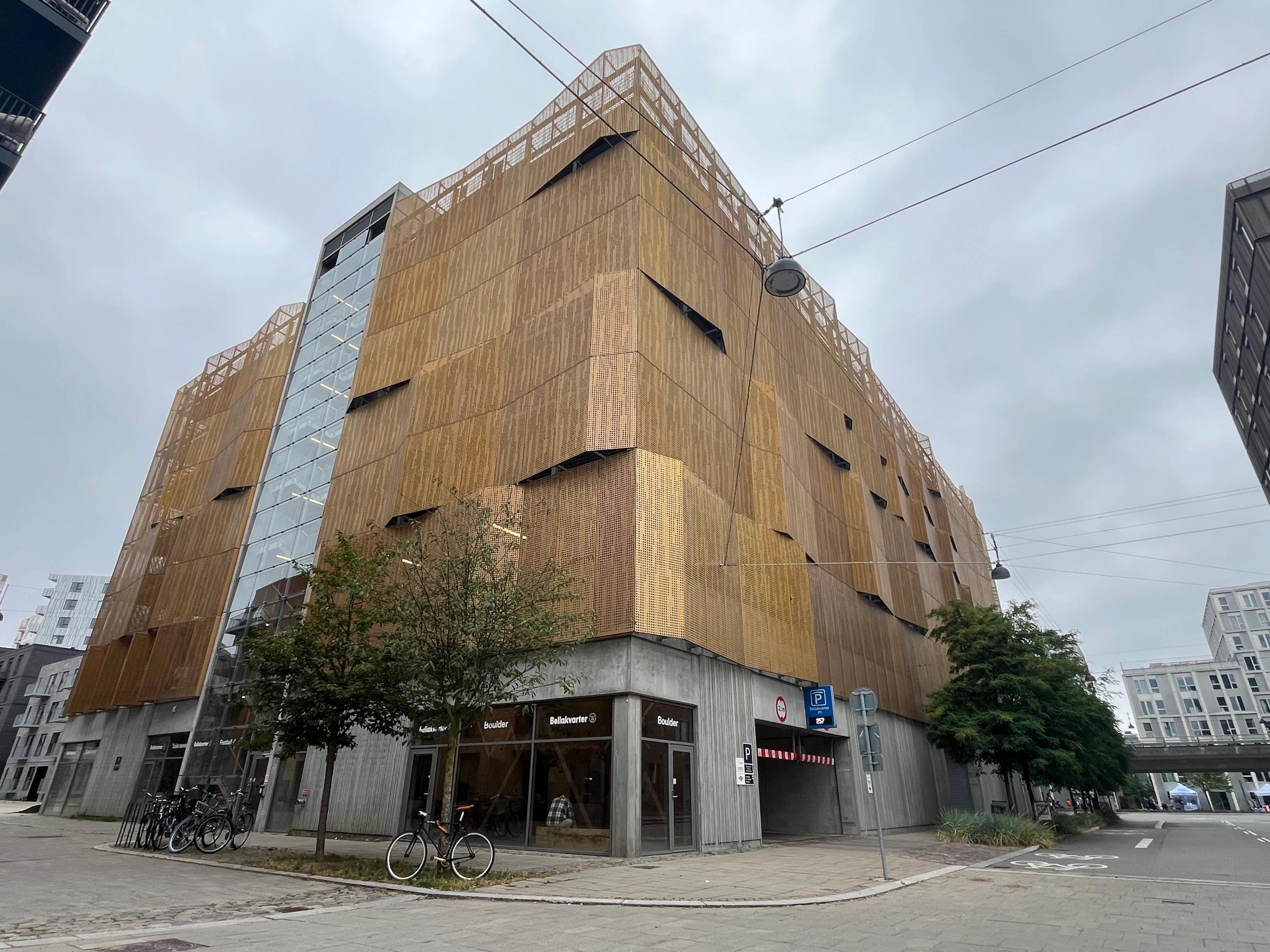Stort p-hus i gråvejr