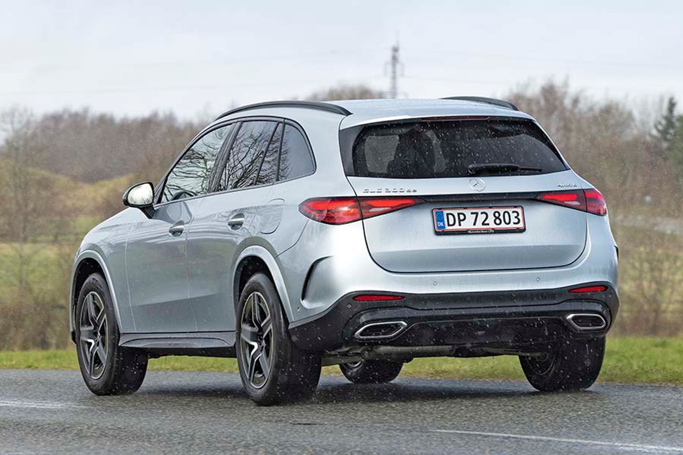 Mercedes GLC plugin-hybrid set bagfra, mens den holder på en landevej