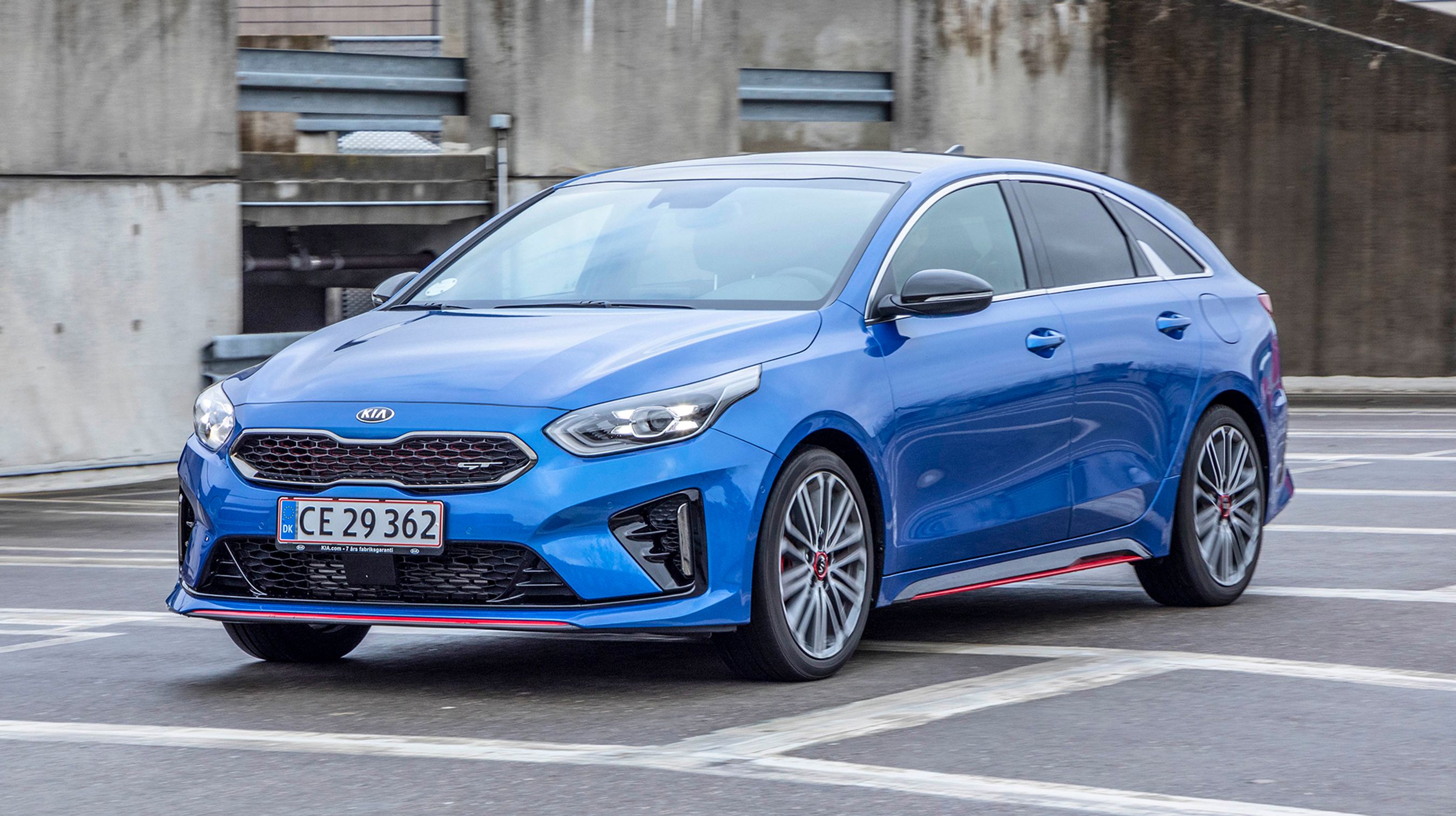 GT-varianten har LED-forlygter, der ser godt ud og giver et flot hvidt lys. Desværre kan de ikke „maske“ modkørende biler af, og adaptive forlygter kan heller ikke tilkøbes.