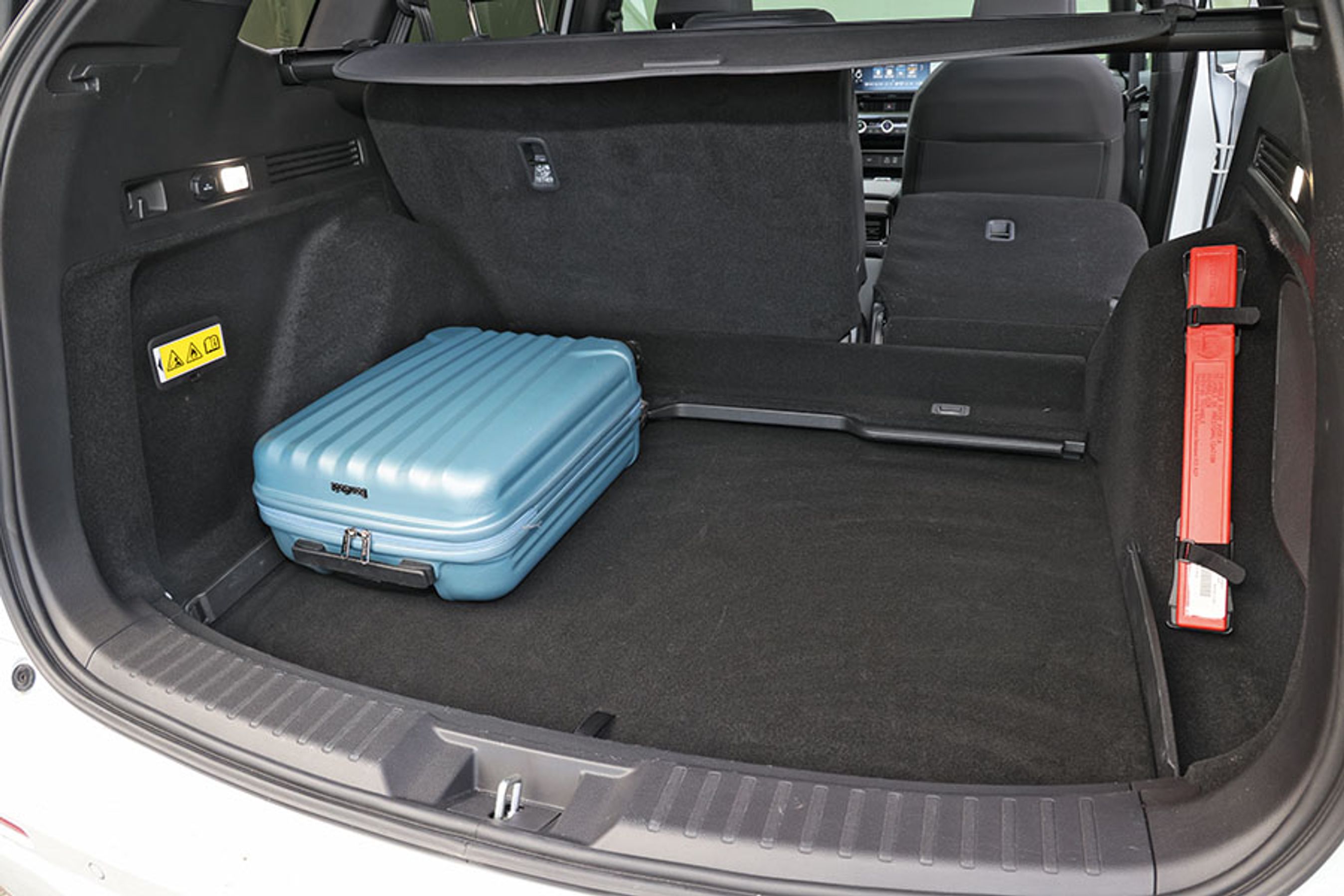 Bagagerummet er med sine 617 liter nærmest gigantisk, og det er let at komme til gennem den store, tophængslede bagklap. Der er fint lys, men vi savner muligheden for en gennemlastningsluge (skilem) ved bagsædets midterplads.