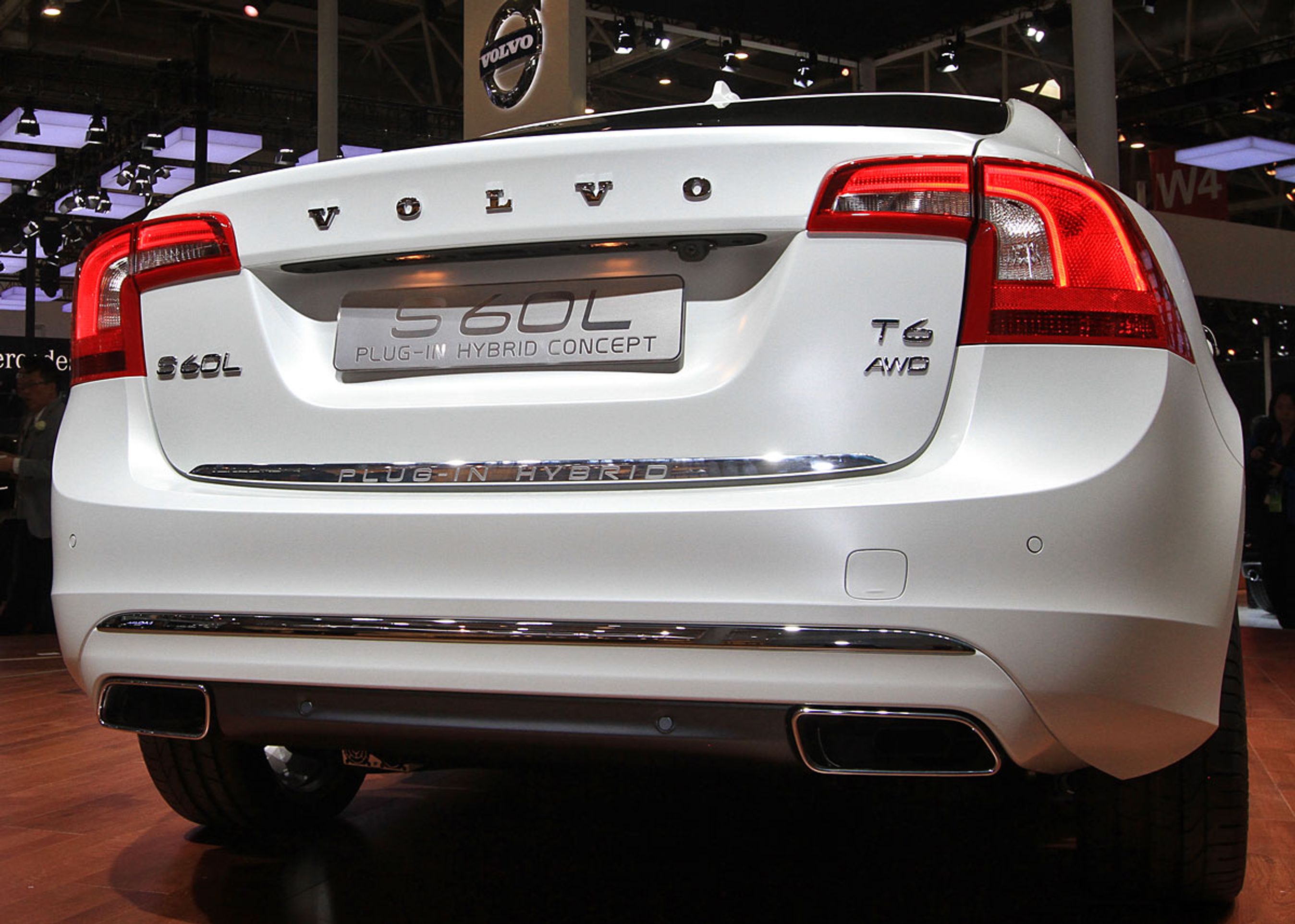S60L T6 AWD hedder den nye opladningshybrid, der i Beijing vises som koncept. Bilen går i serieproduktion i Kina i begyndelsen af 2015. 