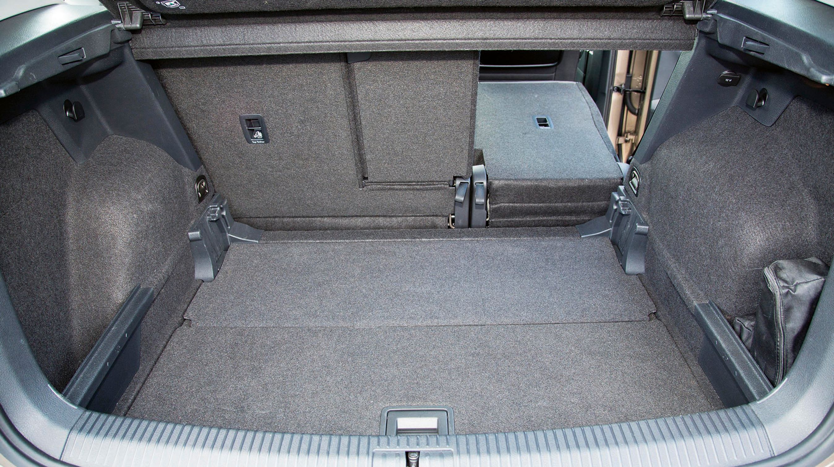 Bagagerummet rummer 500 liter og er flot beklædt. Det er let at folde bagsæderne forover, og de er delt i tre dele.