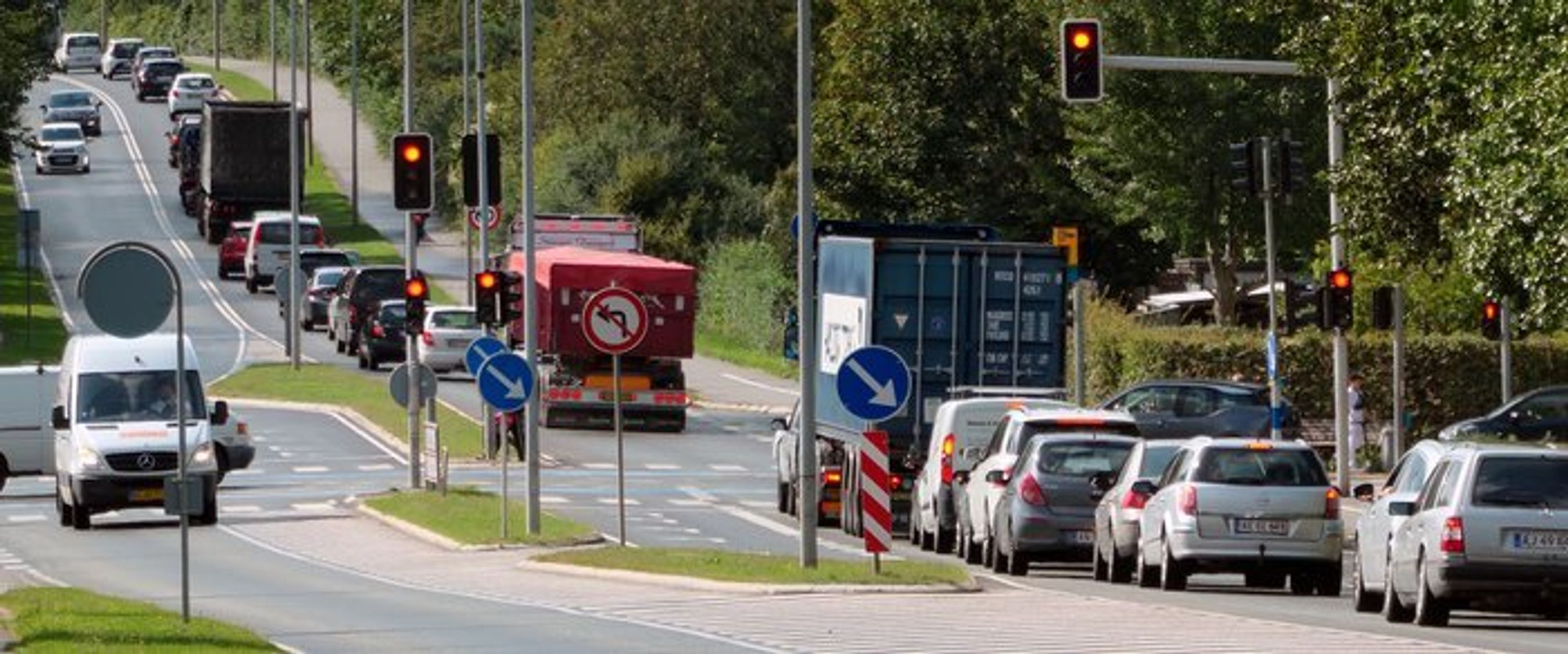 Trafikproppen på J.F.Willumsensvej gennem Frederikssund før åbningen af den nye bro.