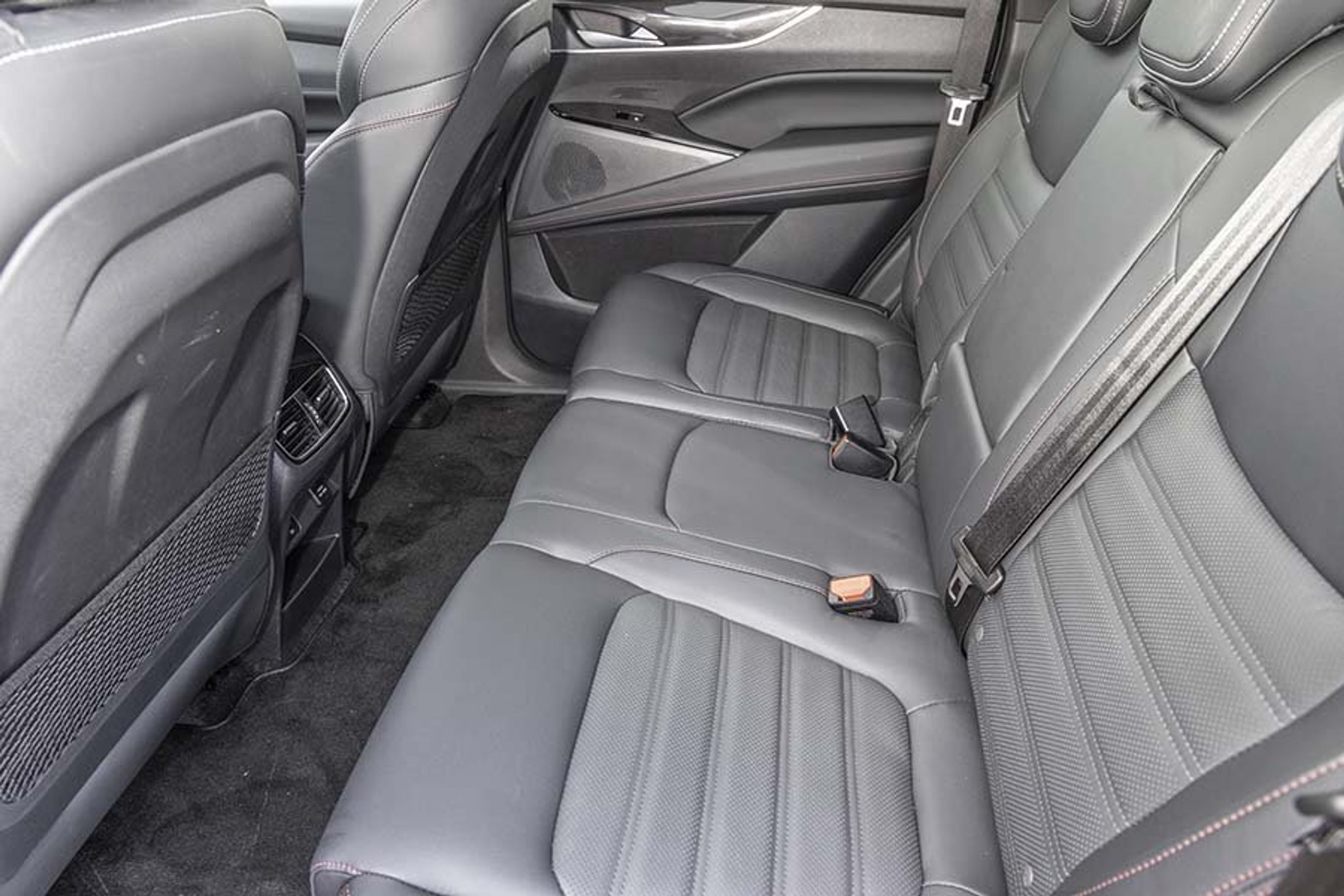 Der er rigtig fin plads ved bagsædet, hvor gulvet foran er helt plant. 