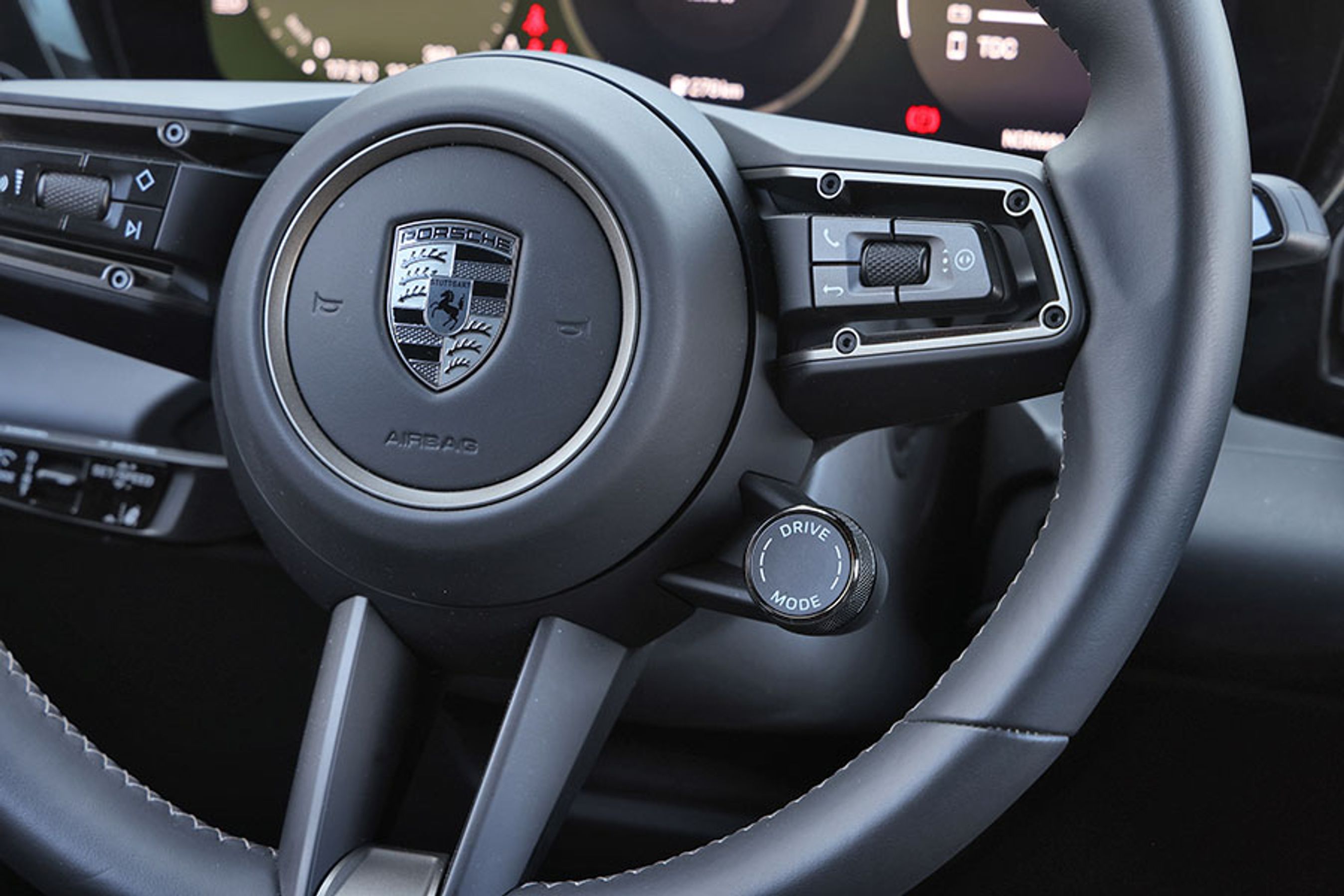 Der er flere køreindstillinger, men Porsche synes at have forpasset muligheden for at give et bredere udvalg af komfortindstillinger. Sport og Sport Plus er nærmest nyrestenknusende hårde, og selv komfortindstillingen er meget fast. Her kunne godt være en indstilling til langture.