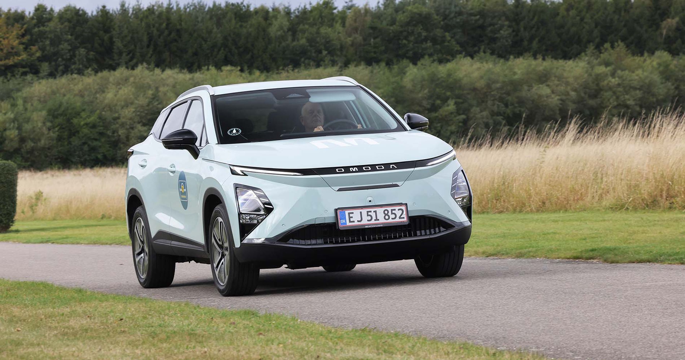 Omoda 5 EV set forfra, mens den kører på en landevej