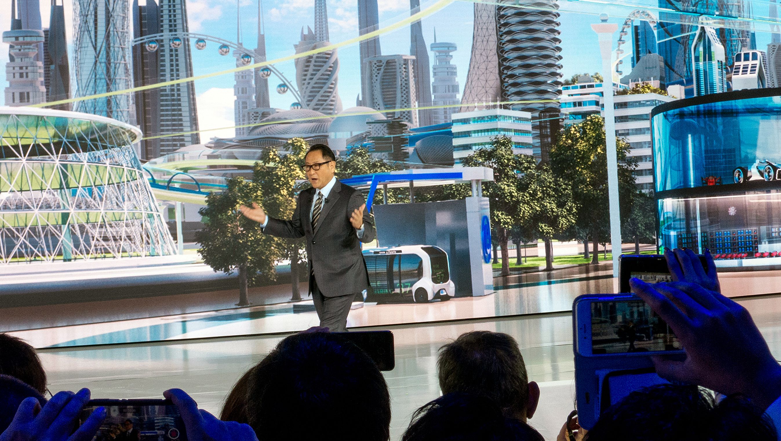 Akio Toyoda, øverste chef for Toyota Motor Corporation, dukkede op på Toyotas stand, der var helt renset for biler.