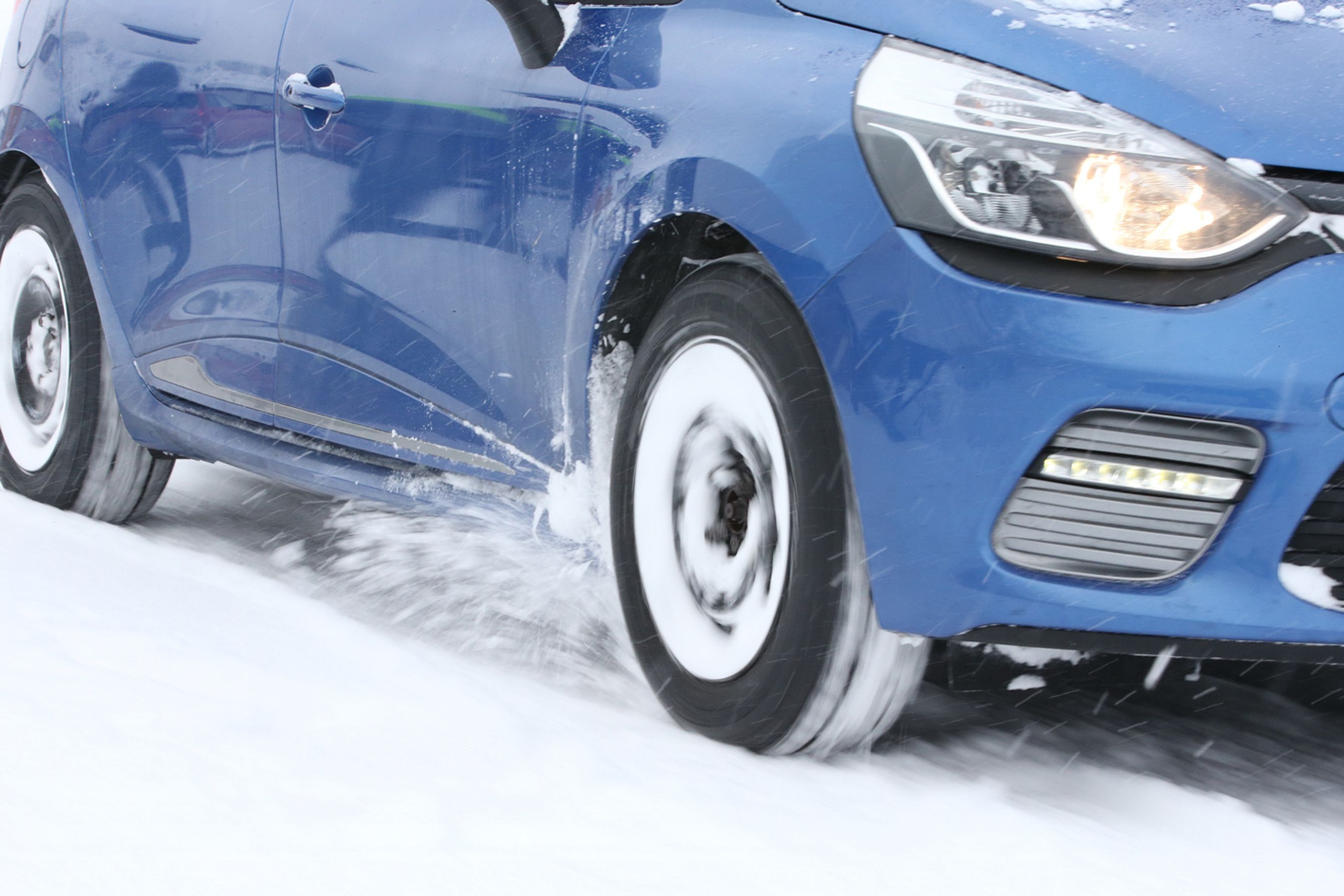 Flere nye helårsdæk overrasker positivt i FDMs store vinterdæktest