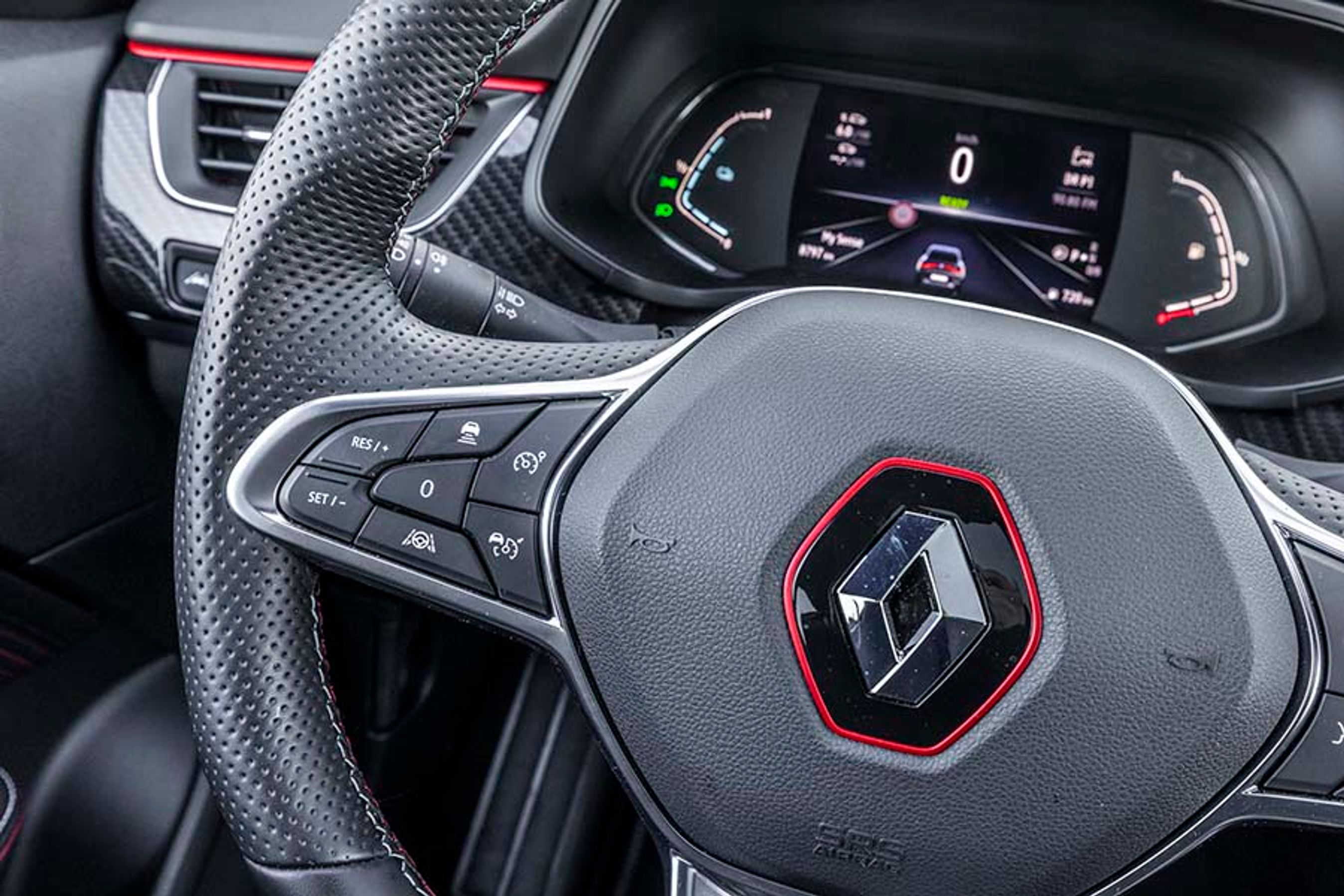 Fra rattet styres til venstre fartpiloten, der er af den adaptive slags, der her også er kombineret med en vognbaneassistent, der er ekstraudstyr til 3.200 kr. Begge dele fungerer glimrende.