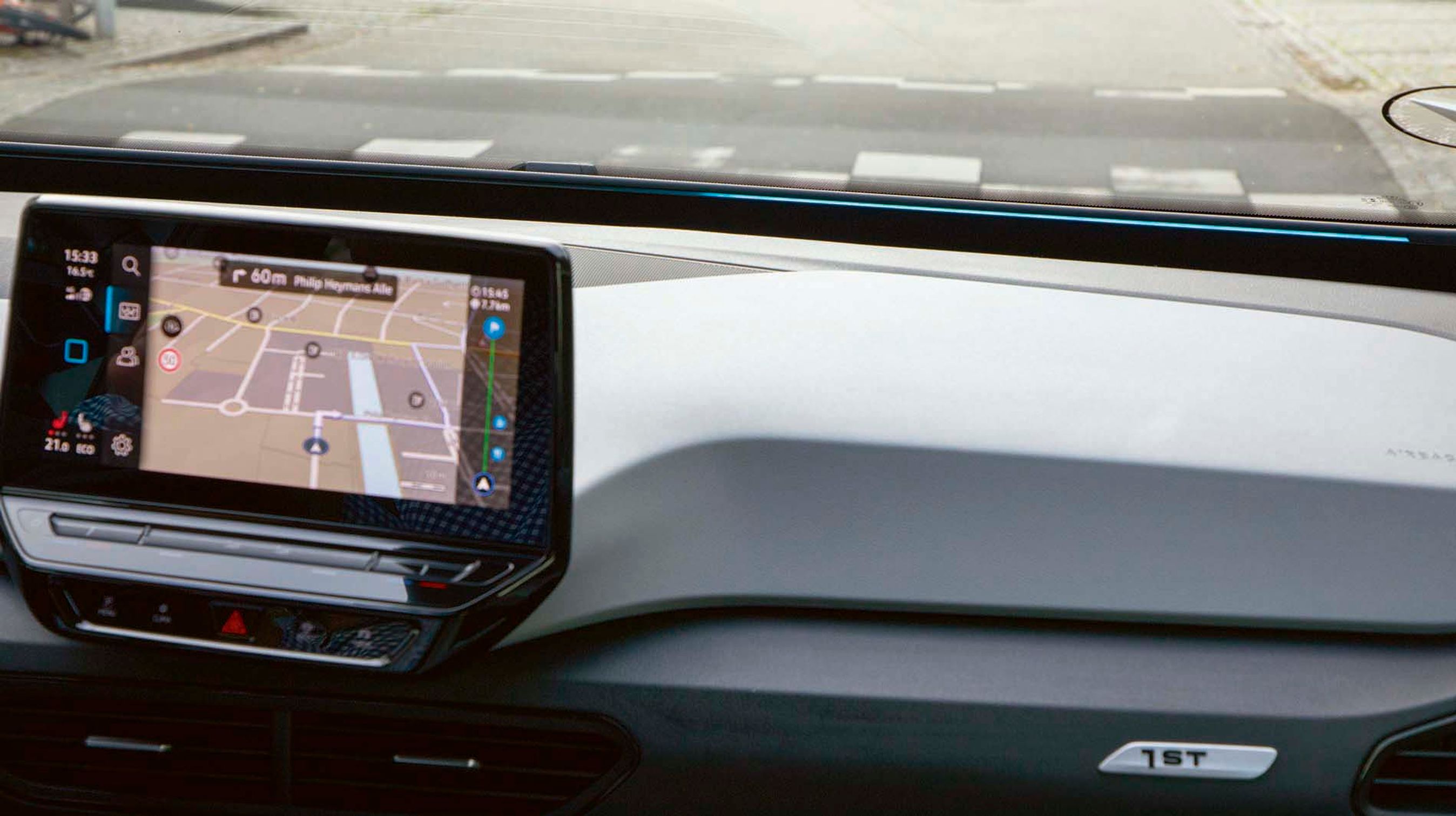 Har man sat vejvisning til, får man et klart signal, når man skal dreje, i form af et blåt lys, der løber under kanten af forruden. Lysets retning viser, om man skal dreje til højre eller venstre. Stærkt vanedannende!.