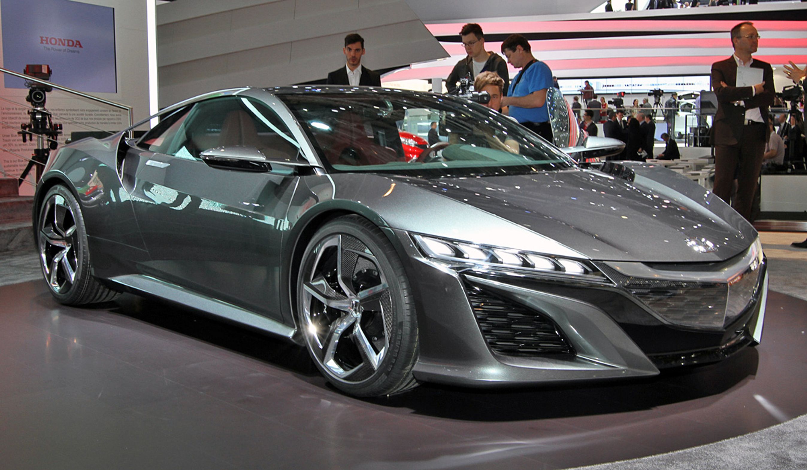 Honda viser nu for første gang supersportsvognen med Honda-emblem.