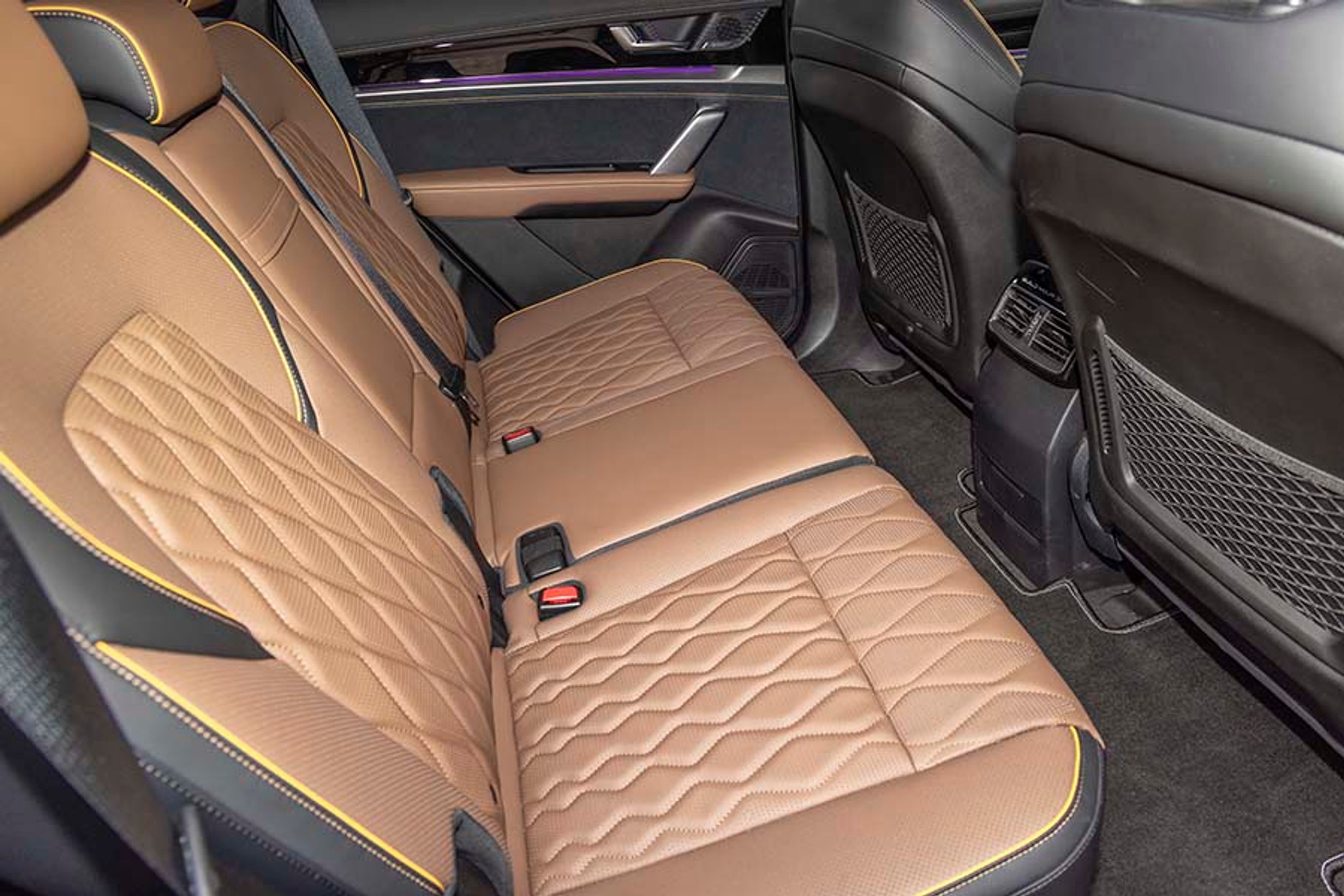 Der er meget fin plads ved række to, hvor gulvet foran sædet er fladt. Der er desuden friskluftdyser mellem forsæderne, og selve bagsædets ryglæn kan justeres i vinklen. Der er isofix-beslag ved de to yderpladser.