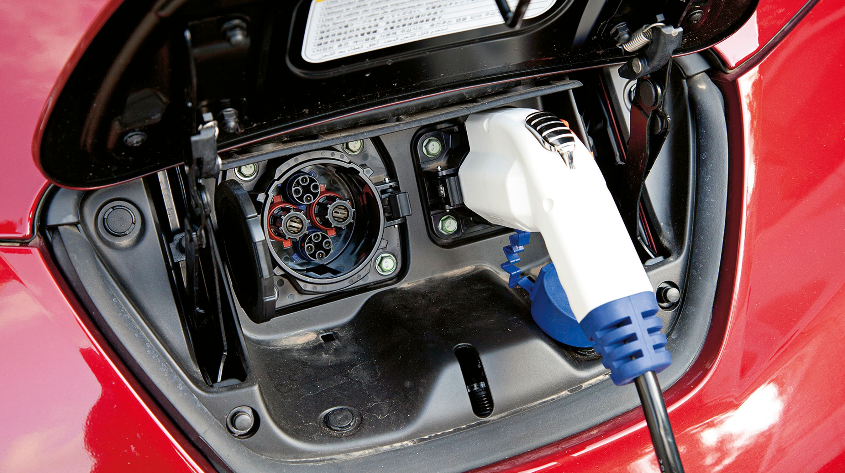 Når bilen forlades, er det en god idé at sætte den til opladning, hvis der er et strømudtag i nærheden. En klap i fronten skjuler de to ladestik. Det store til højre er til lynladning.