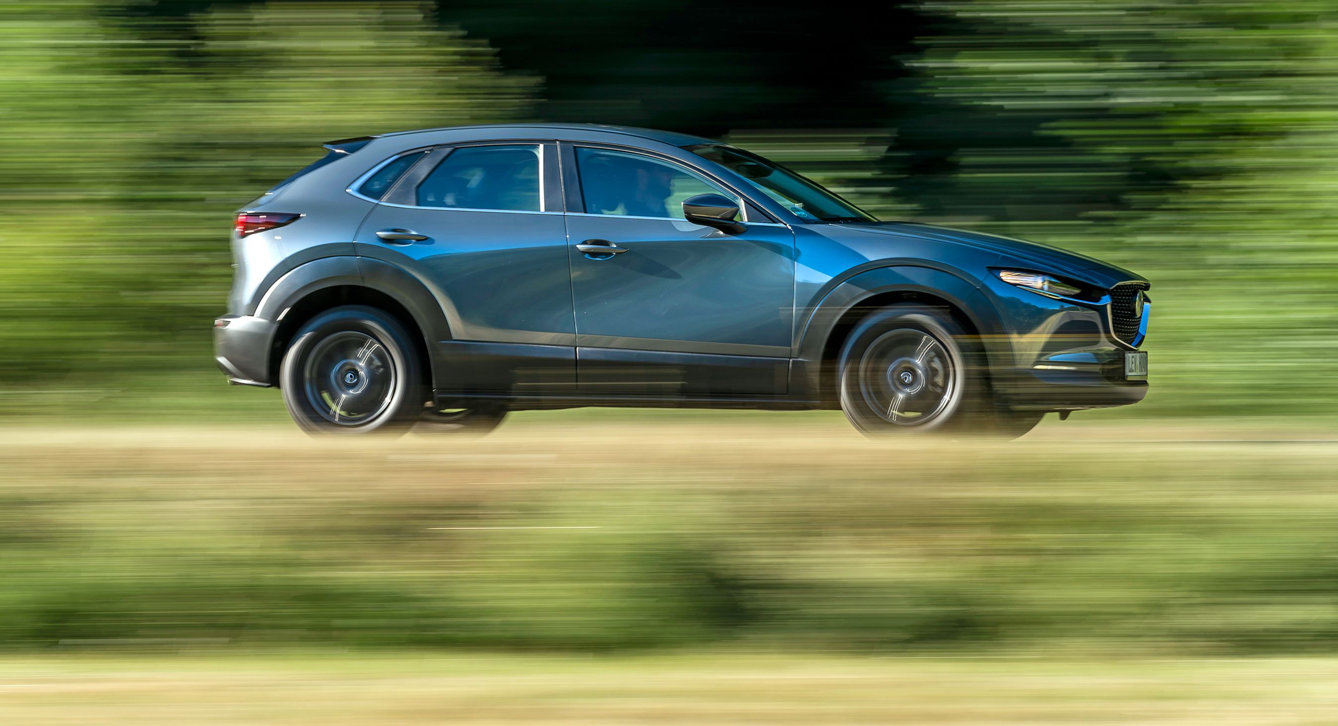 Mazda CX-30 placerer sig midt i det populære SUV-segment.