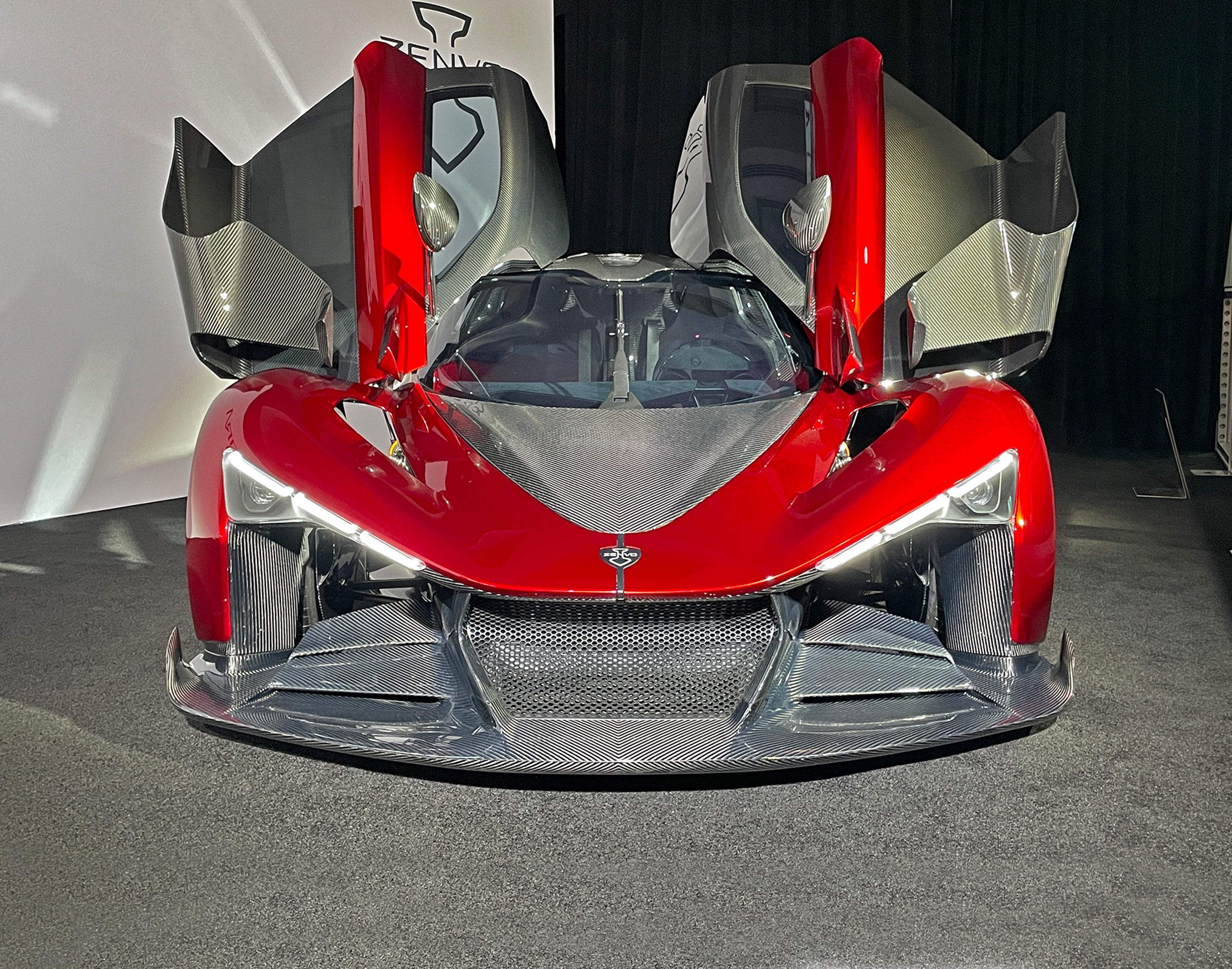 Rød Zenvo Aurora lige forfra.