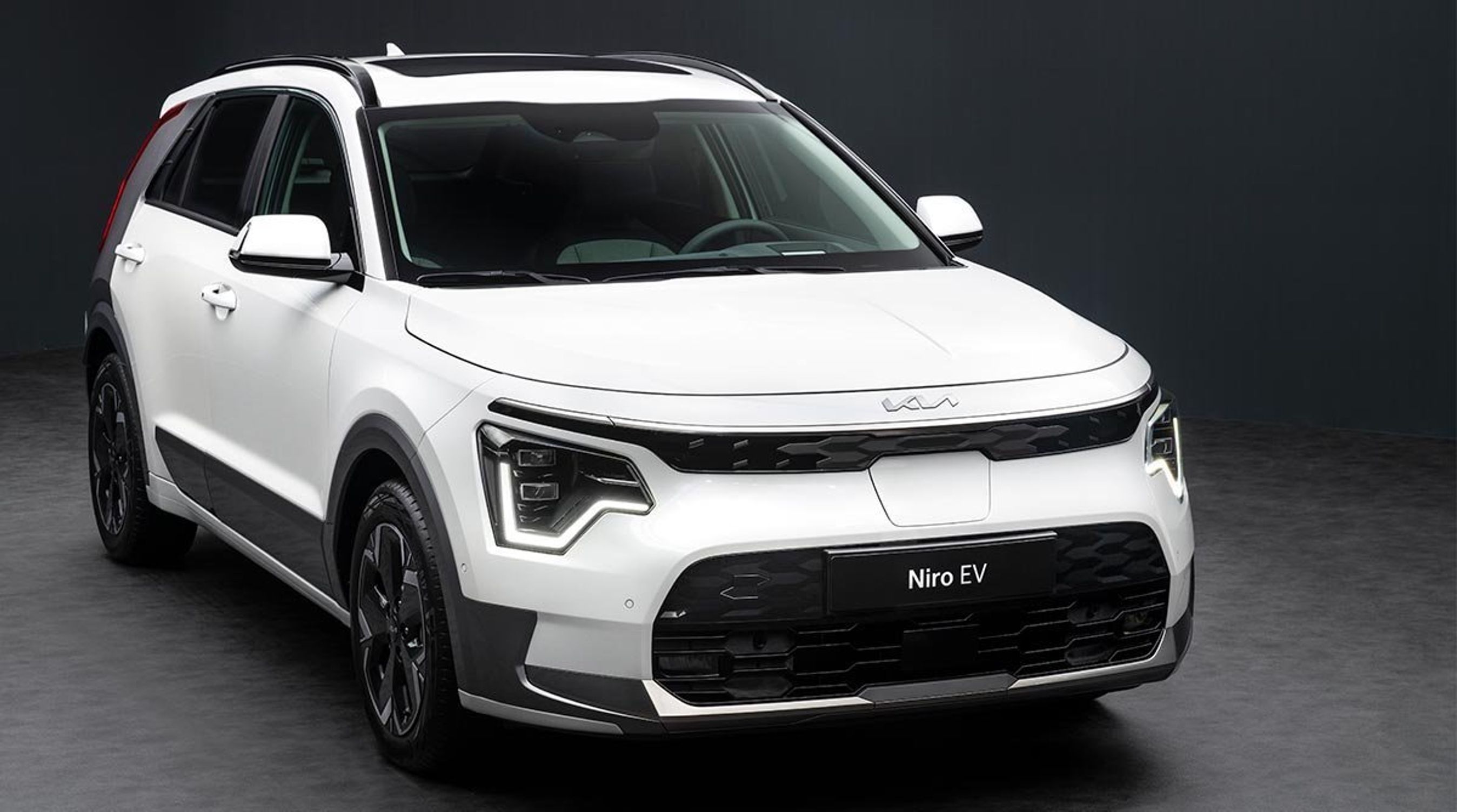 Plast-paneler over hjulkasserne og langs dørsiderne giver Niro et næsten offroad-agtigt udseende. De særlige LED-kørelyslygter giver Niro en særlig fremtoning både dag og nat.