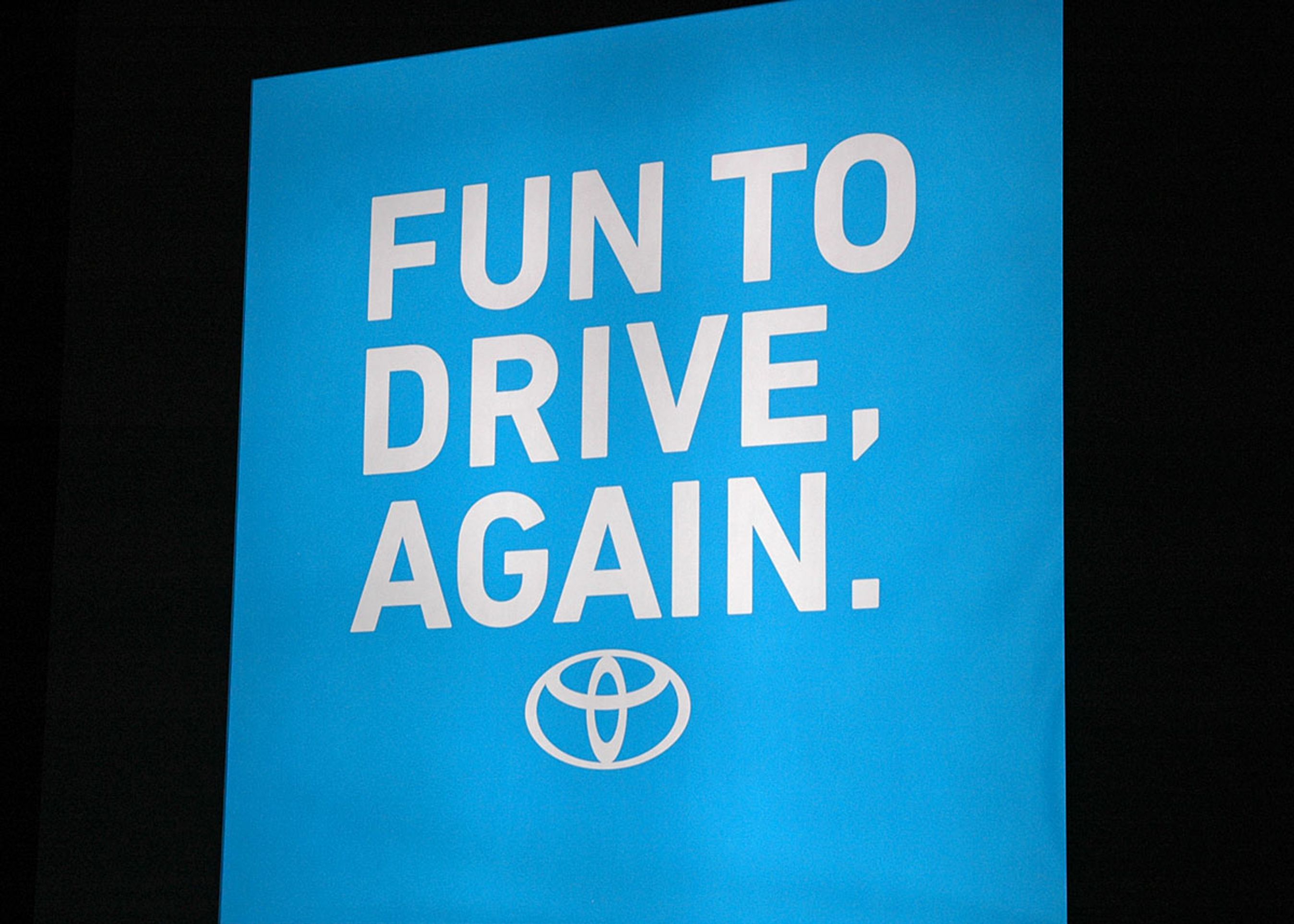 Fun to drive, again. Dette er Toyotas slogan for i år. Fabrikken tænker mest på sportsvognen GT86, men også de nyeste udgaver af hybridbilerne er med i planen.