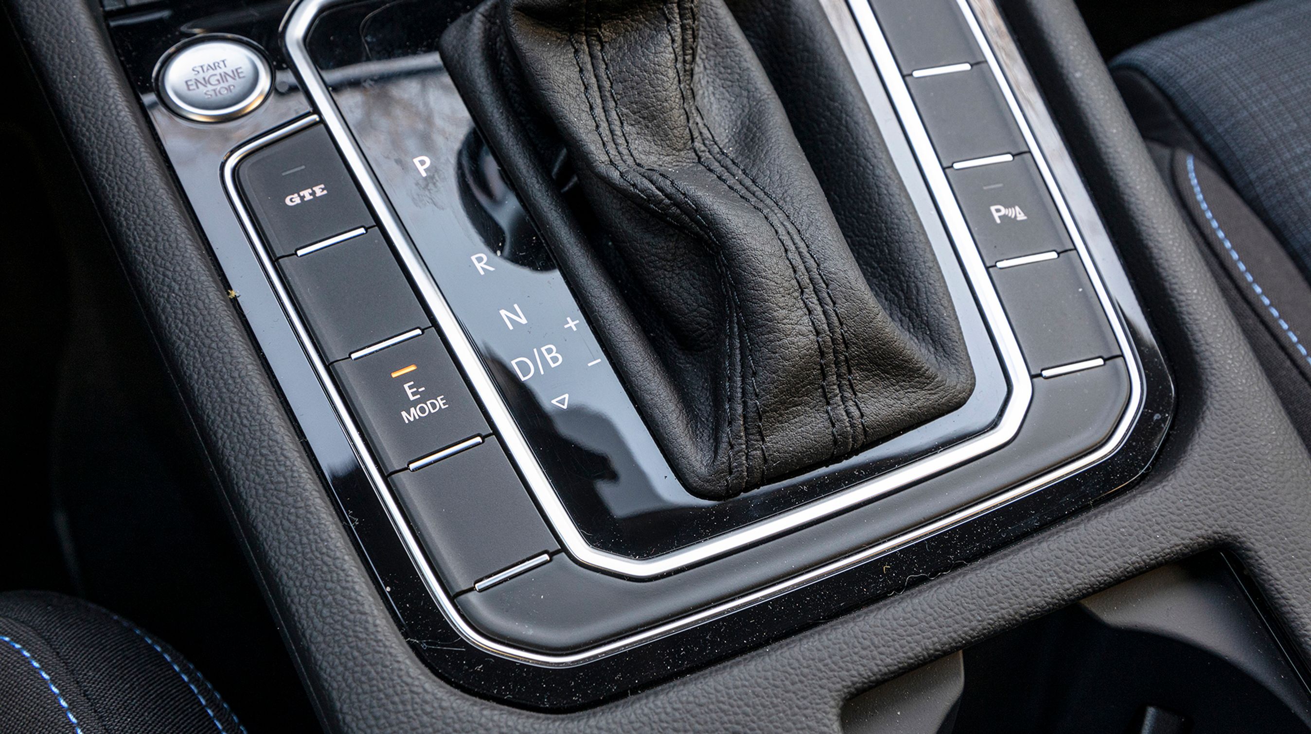 Vil man være sikker på at køre på el hele tiden, skal man trykke på knappen ’E-mode’. Så er eldriften prioriteret, så længe der er strøm på batteriet.