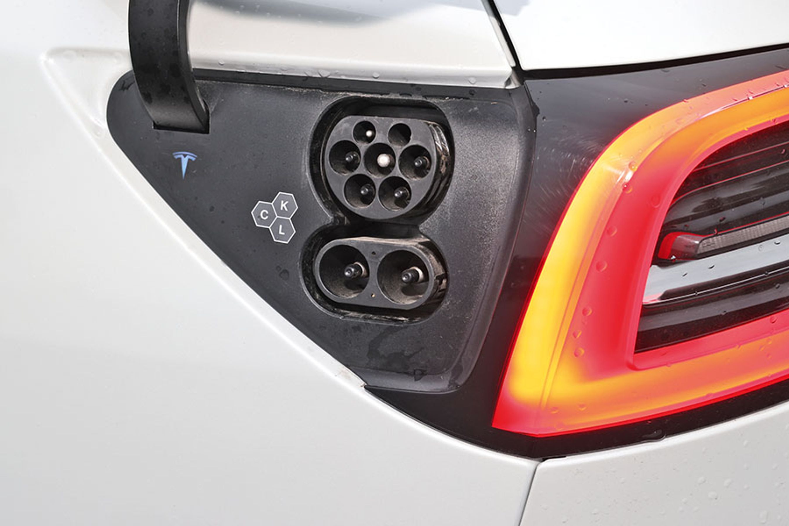 Ladestikket er placeret ved venstre baglygte bag en elektrisk klap. På farten kan bilen oplades med op til 250 kW og hjemme med 11 kW fra tre faser.