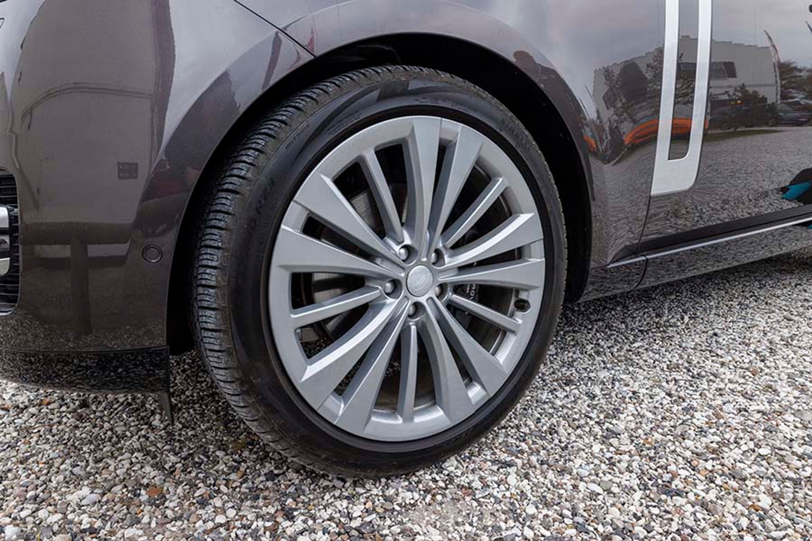 De enorme 23-tommerhjul generer på ingen måde komforten, der bibeholdes på et højt niveau takket være luftaffjedringen. Bilen kan løfte sig op ved kørsel i terræn.