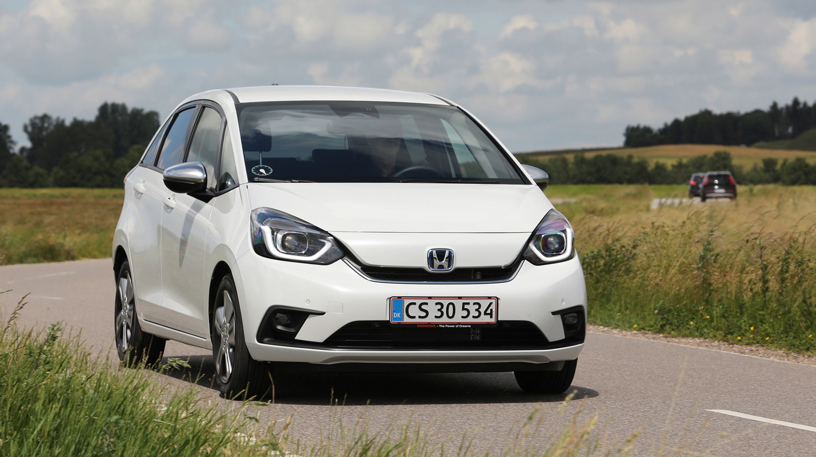 Honda Jazz er en ret høj, fempersoners bil i miniklassen. Priserne begynder ved 215.000 kr. for den nye hybridversion.