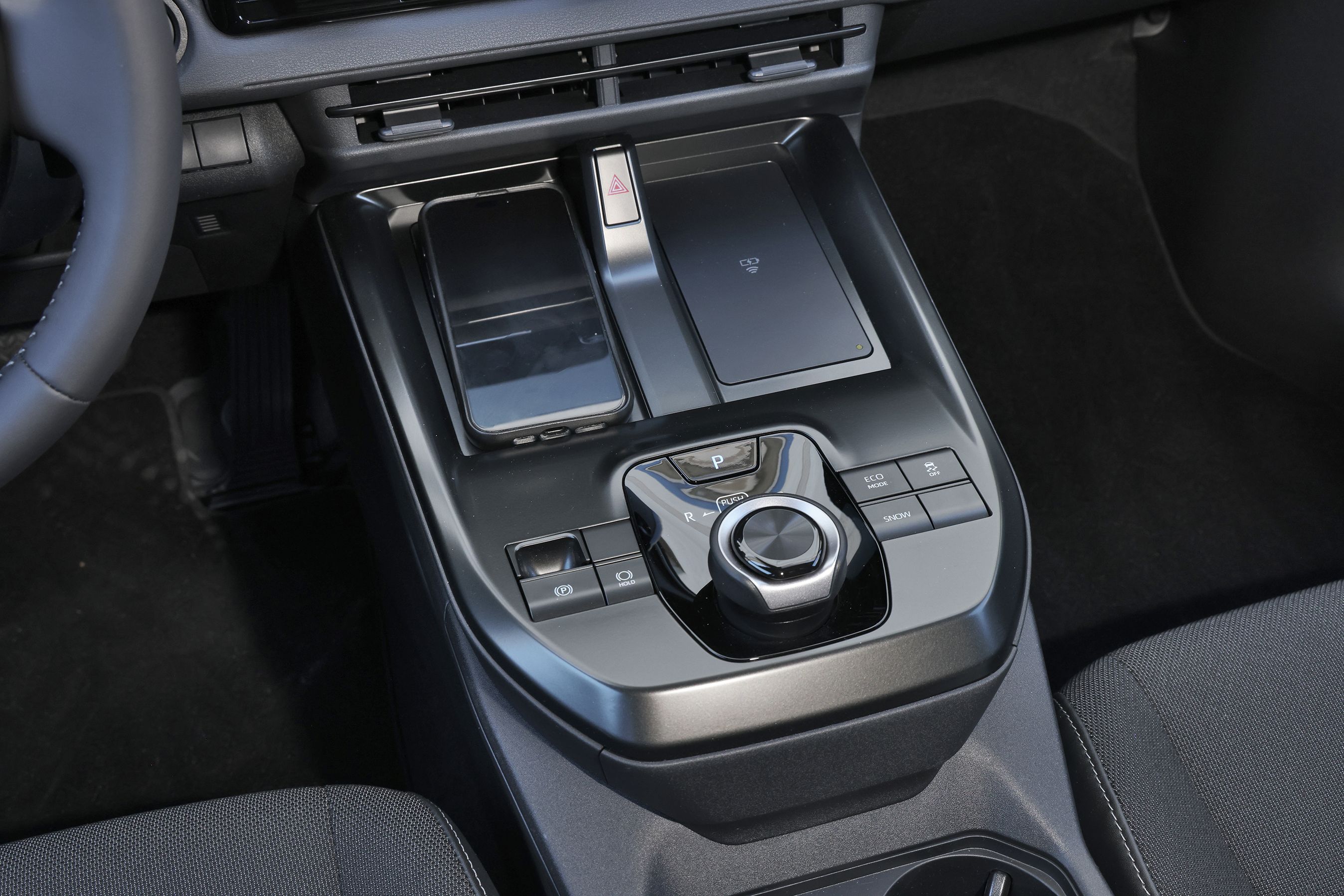 Gearvælger og mobilopladere i en Toyota C-HR+