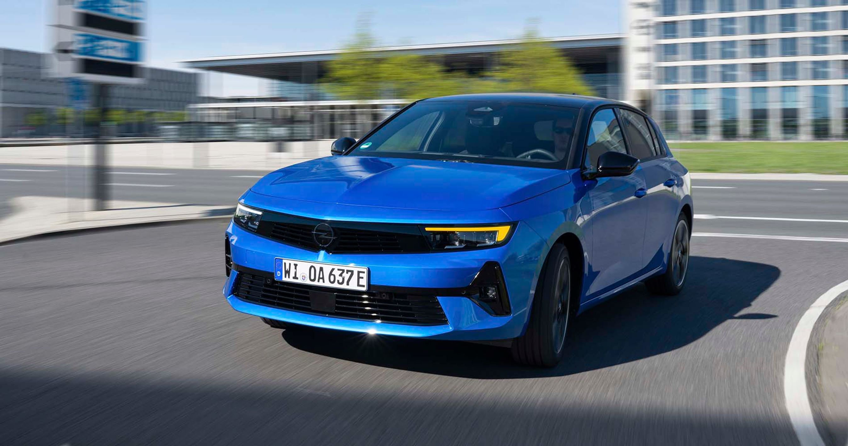 Opel Astra elbil kører i rundkørsel