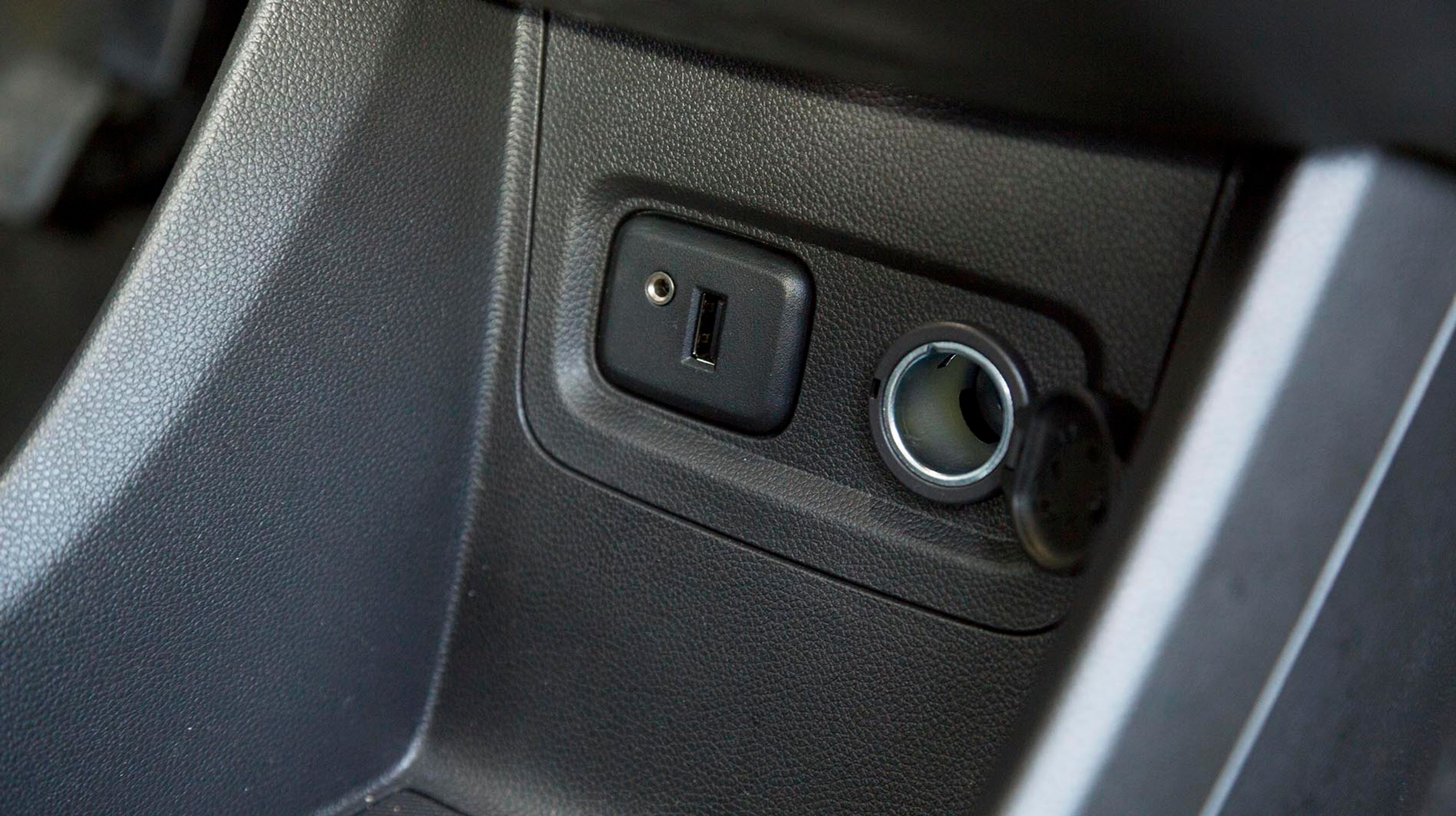 Under radioen har Opel Karl et 12-voltsudtag, USB-stik og AUX-lydindgang som standard.
