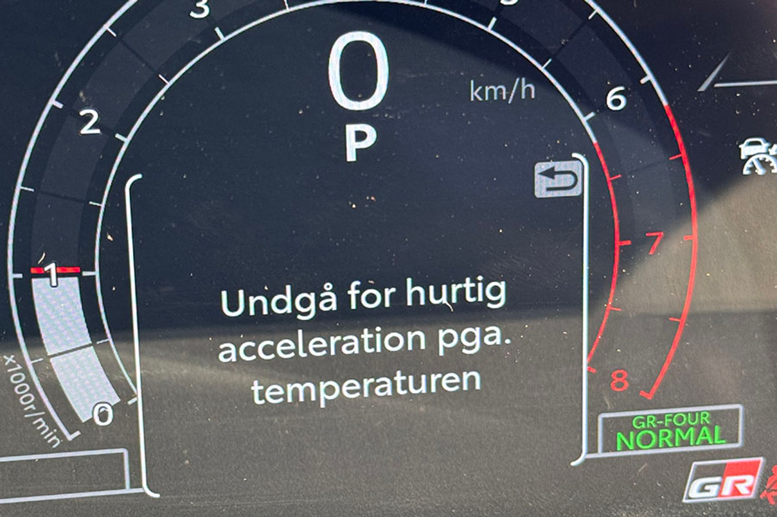En racermotor er hårdt pumpet og skal behandles med omhu. Derfor denne formaning om ikke at være for hård først på turen. Temperaturen, der henvises til her, er ikke lufttemperaturen, men olietemperaturen.