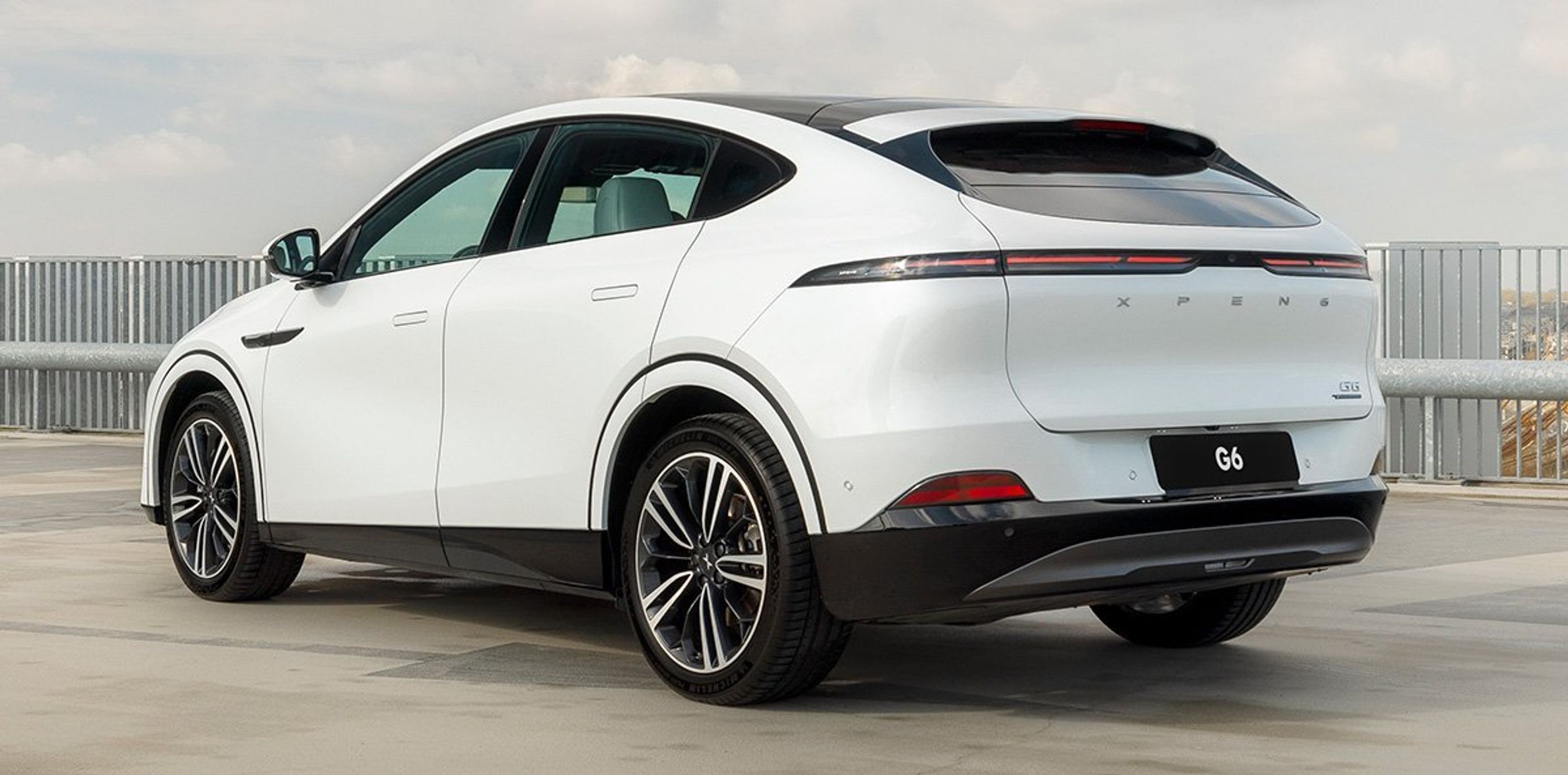Xpeng G6 bagfra i hvid.