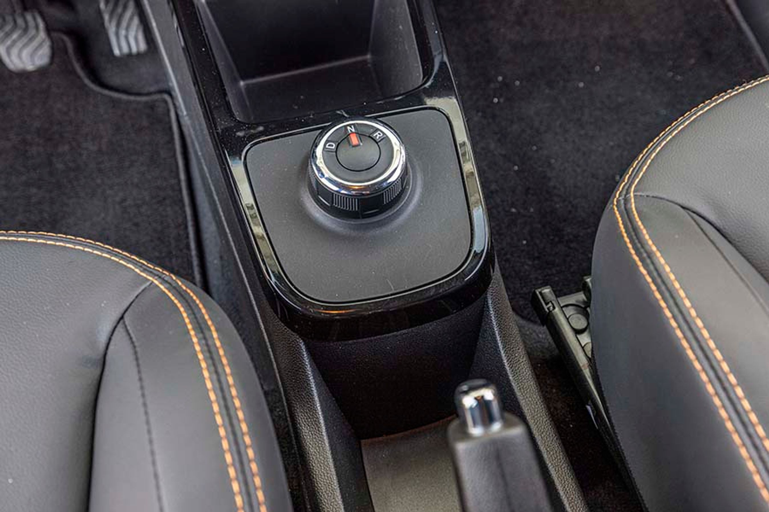 Fra drejeknappen mellem forsæderne styrer man, om bilen skal køre forlæns eller baglæns. Man skal huske at sætte bilen i N efter turen og trække håndbremsen, ellers kører den, selvom man åbner døren!