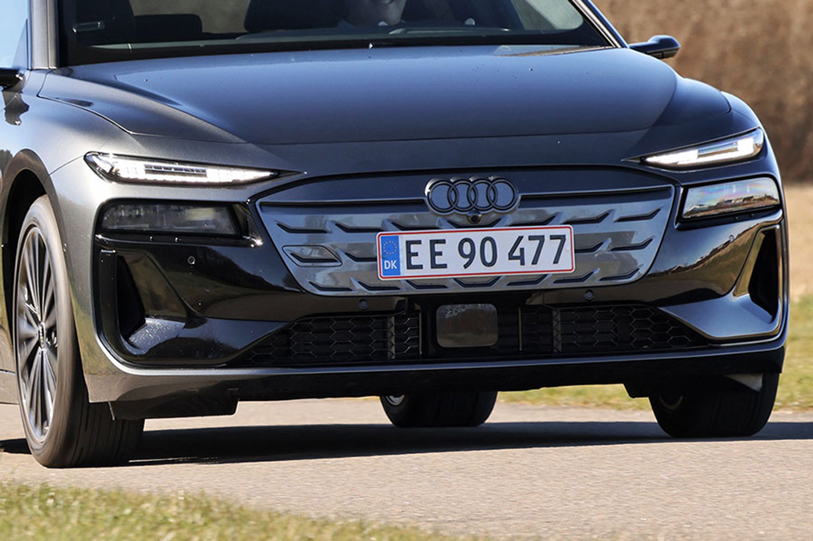 Forlygterne er flotte at se på, og de giver et vildt godt lys om natten. De er af LED-matrix-typen, hvor 198 må dioder i hver forlygte kan styres individuelt.