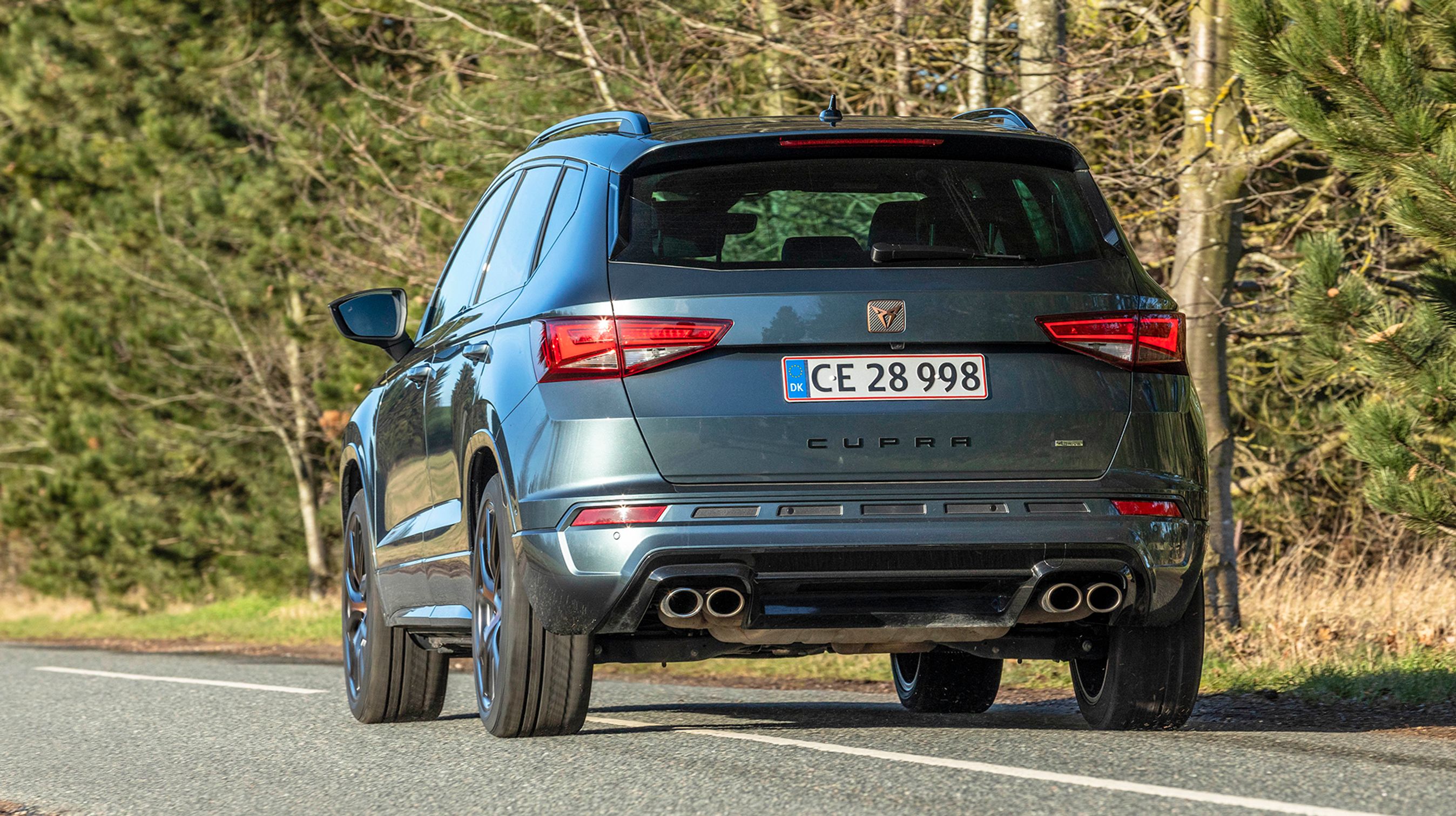 De fire udstødningsrør understreger, at der er tale om en sportslig model af den gamle type. Lidt overraskende er der kun fire cylindre, altså en cylinder på udstødningsrør.