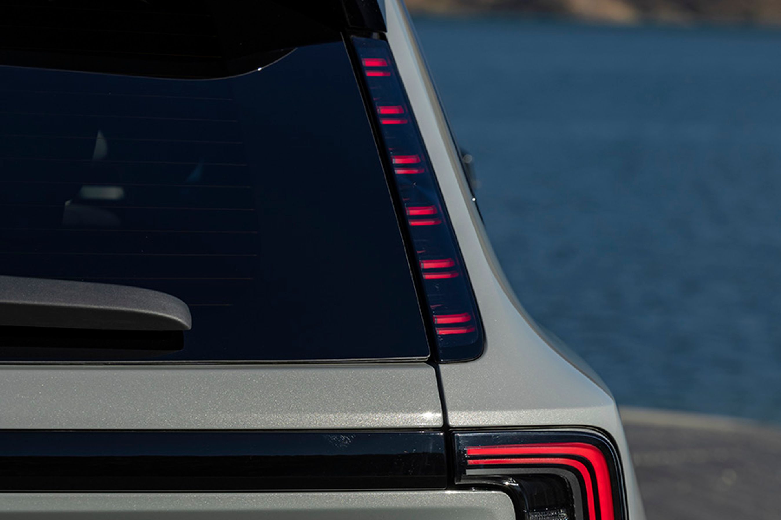 Baglygterne er opdelt i to zoner i hver side og sender designhilsen bagud til en lang række tidligere Volvo-modeller, der alle har haft lygterne gående op langs bagruden.