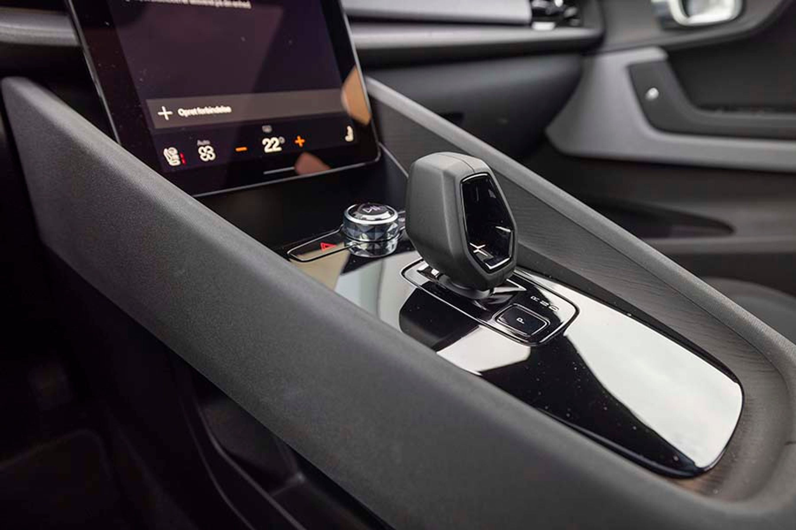 Gearvælgeren ligger godt i hånden og er let at betjene. Der er ikke nogen startknap, bilen starter op, når man sætter sig i sædet. Når du forlader bilen skal du sætte gearvælgeren i "P" eller åbne døren, så gør den det automatisk. Derefter stiger man ud og låser bilen udefra. 