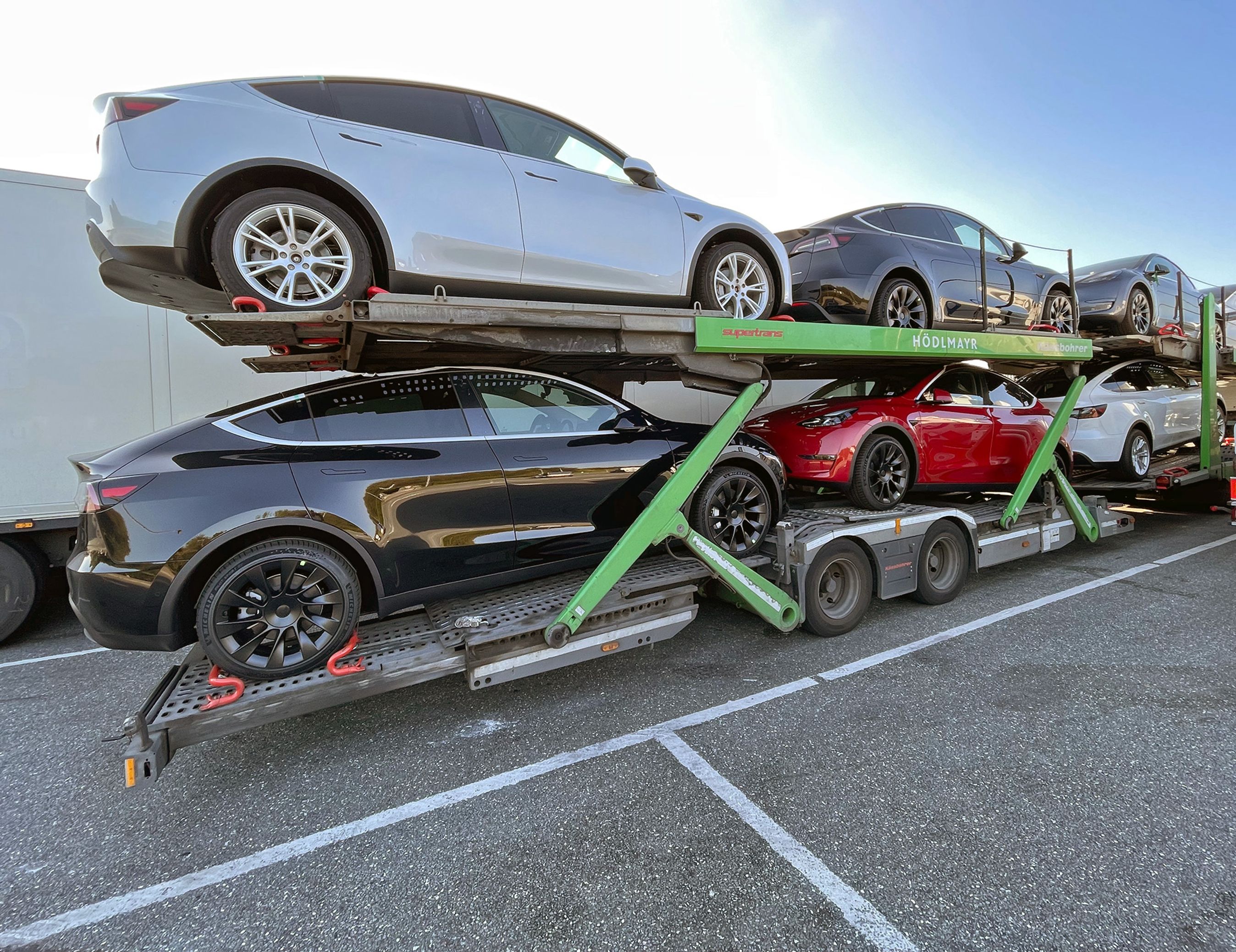 Tesla Model Y på autotransporter