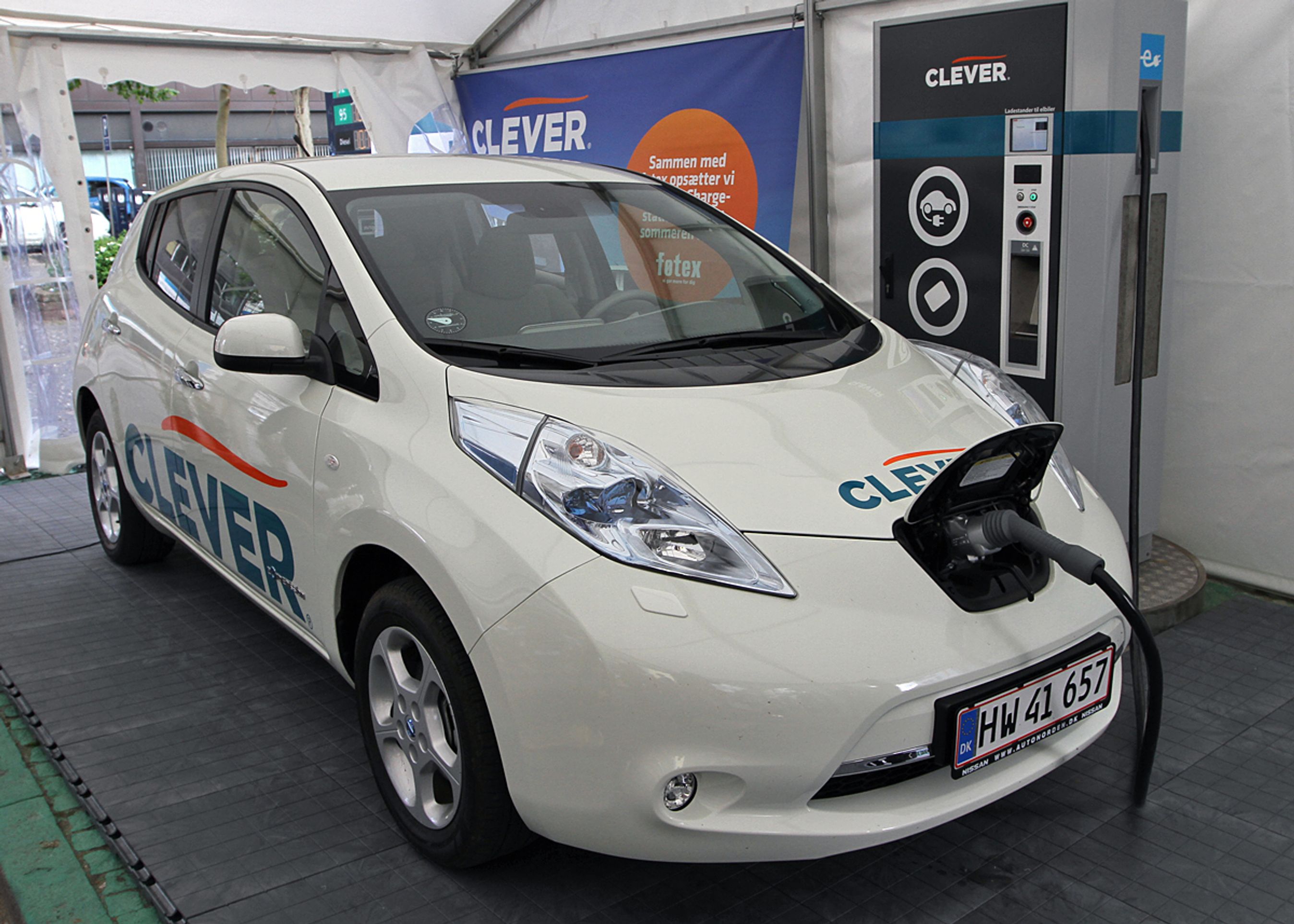 Nissan Leaf kan lynlades hos Clever. Det kan trillingerne Peugeot Ion, Citroën C-Zero og Mitsubishi Imiev også.
