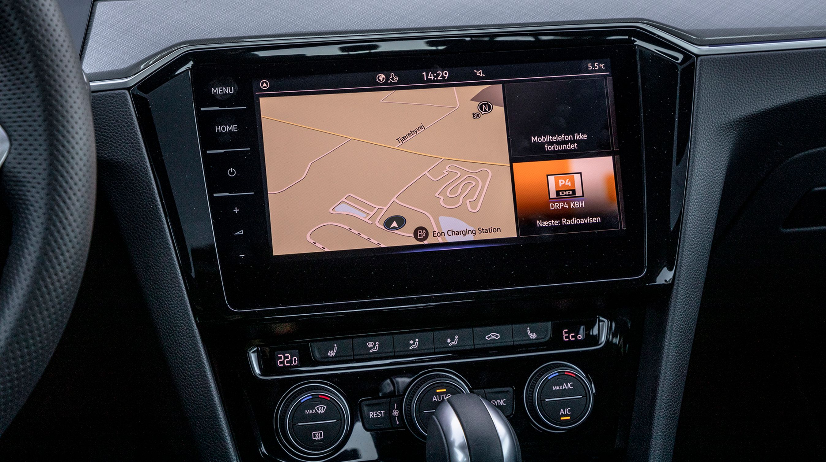 Den store skærm rummer både navigationsanlæg og radio, telefon mm, og det hele er standard i GTE.