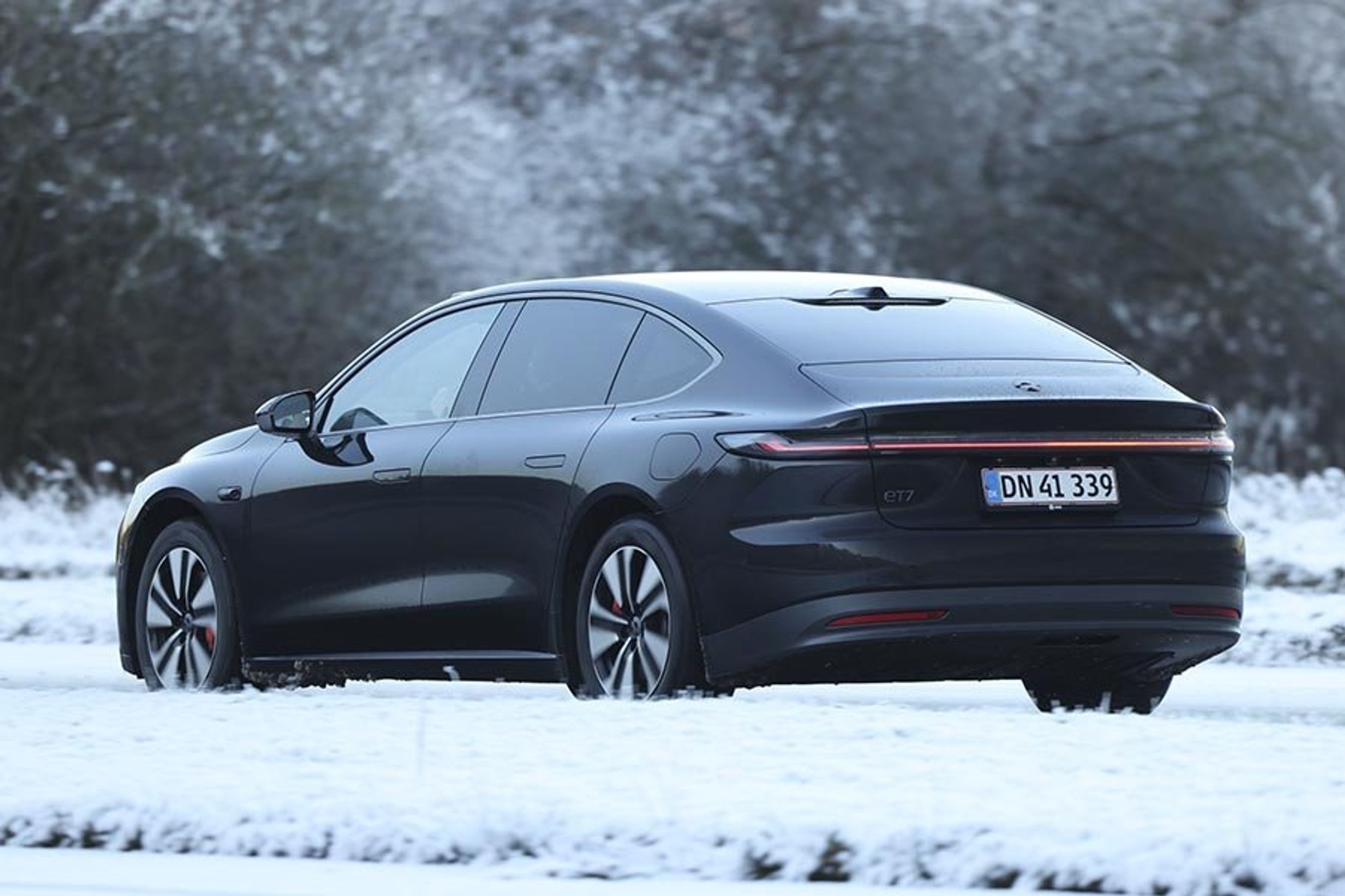Elbilen Nio ET7 kører i et snedækket landskab. Vi ser bilen bagfra.