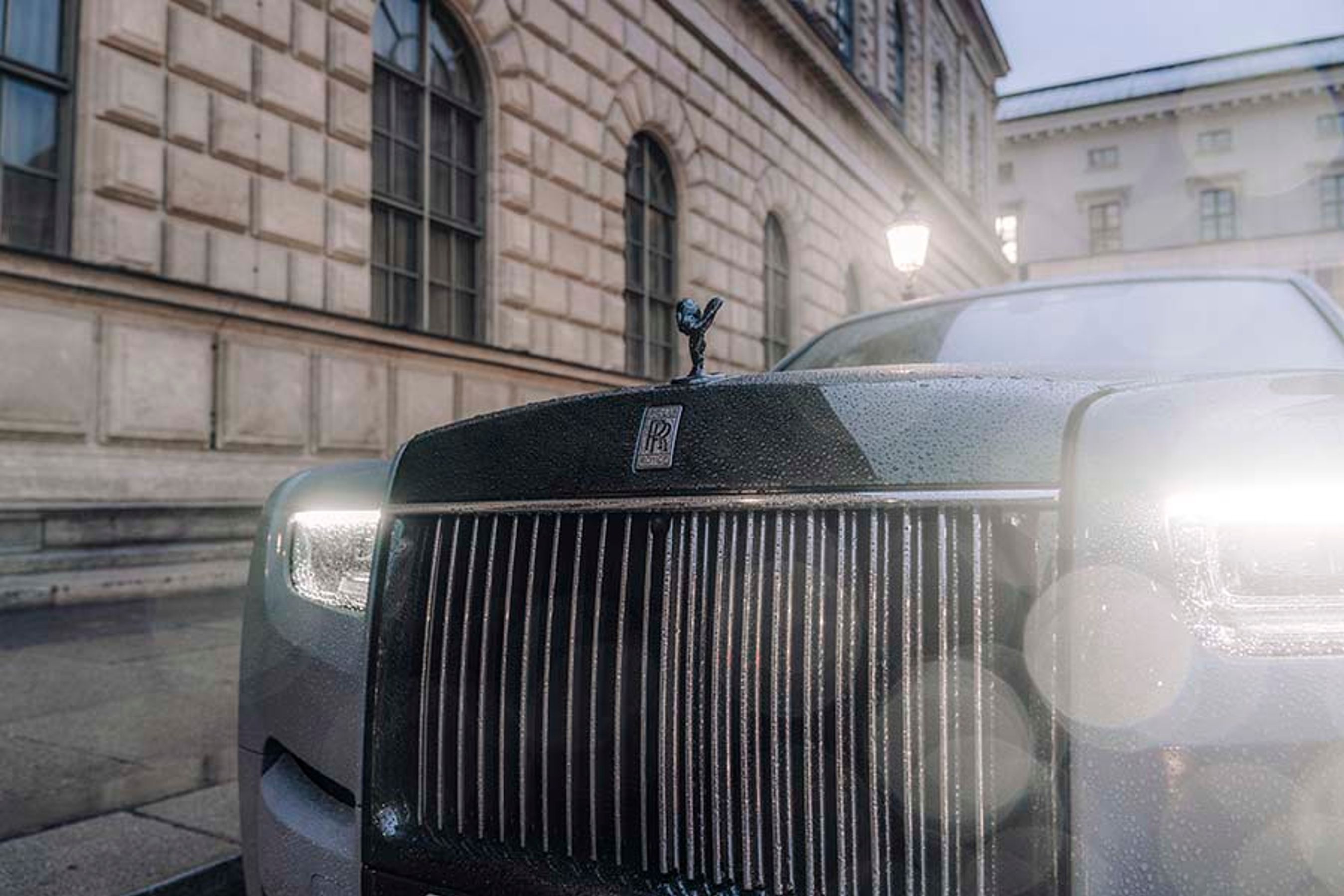 Kølerhjelmen er imponerende i sig selv, og er her i den særlige Black Badge-udgave med sortmalede detaljer inklusive en sort kølertop og en sort Spirit of Ecstasy – den berømte kølerfigur foroven.