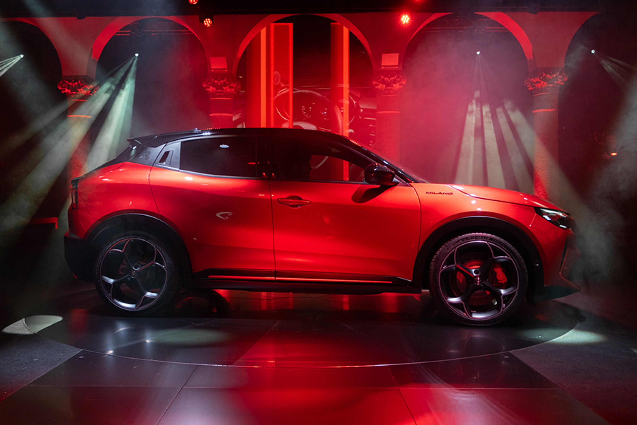 Alfa Romeo er en mini-SUV, der er sænket en smule til gavn for mere sportslige køreegenskaber. Den har to sidedøre i hver side, omend bagdørene er forsøgt godt skjult med bl.a. dørhåndtagene helt oppe ved siden af sideruden.