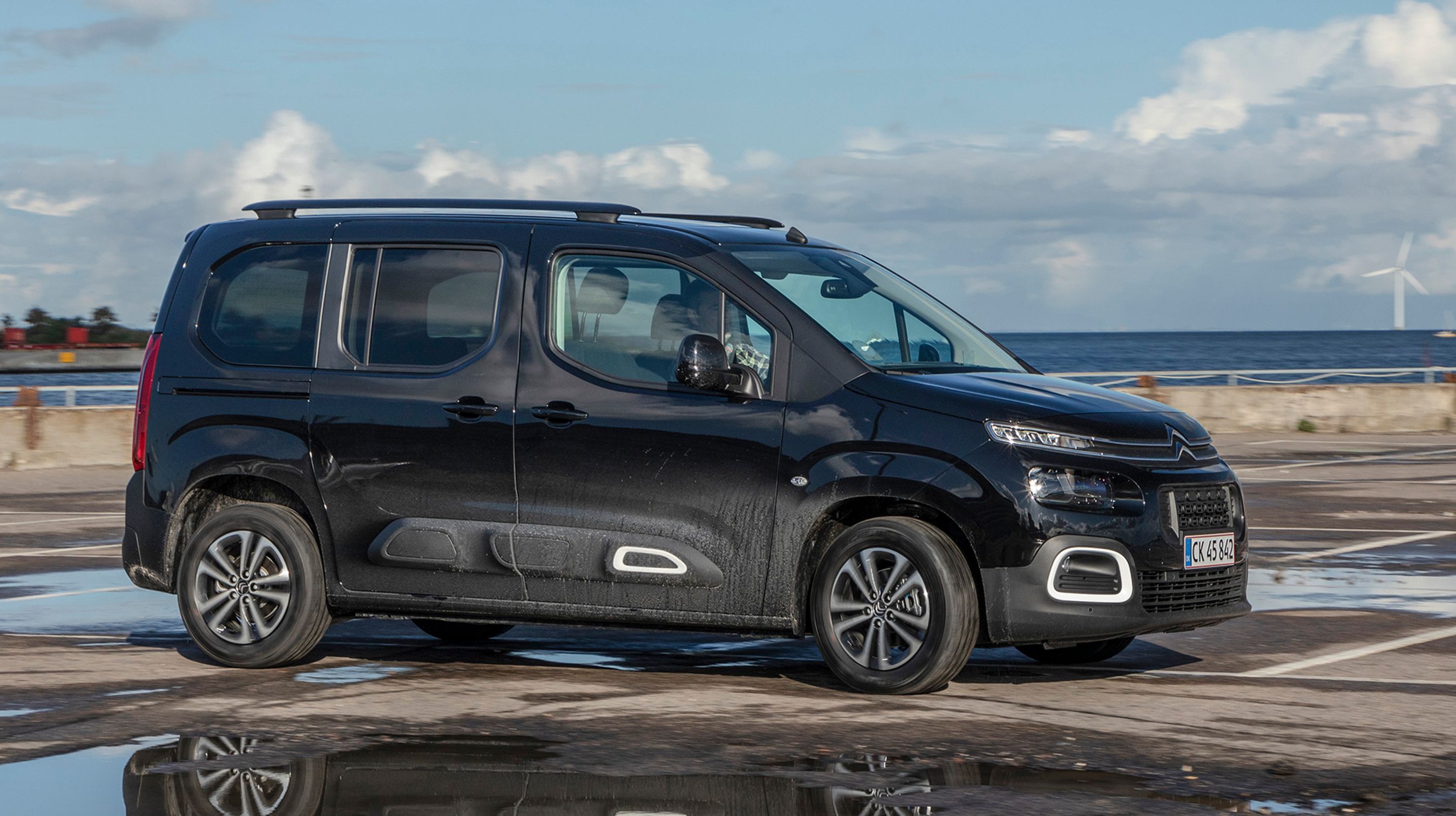 Berlingo har fået de Citroën-typiske kørelyslygter øverst.