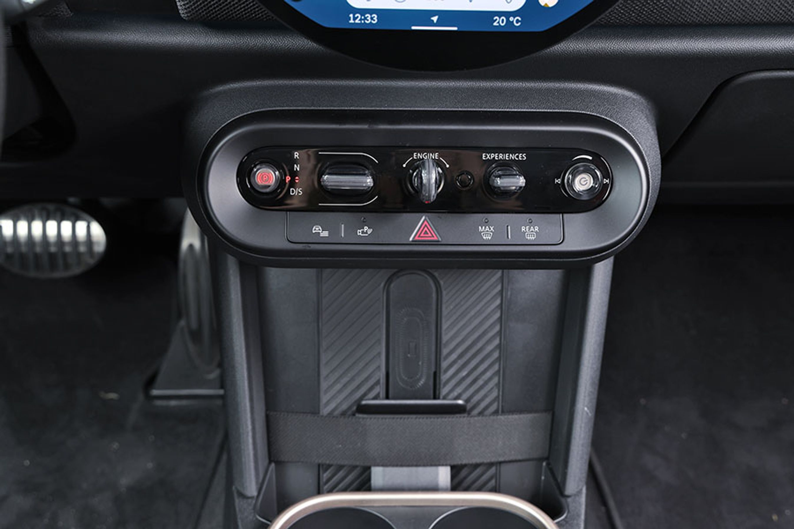 Gearvælgeren er den samme som i de øvrige Mini-modeller, og der er også en fast startnøgle monteret. Så du kan nøjes med at have bilnøglen i lommen eller i en taske, og det fungerer o.k. Gearvælgeren ser man også i andre modeller, og den kræver lidt tilvænning, men fungerer udmærket.  