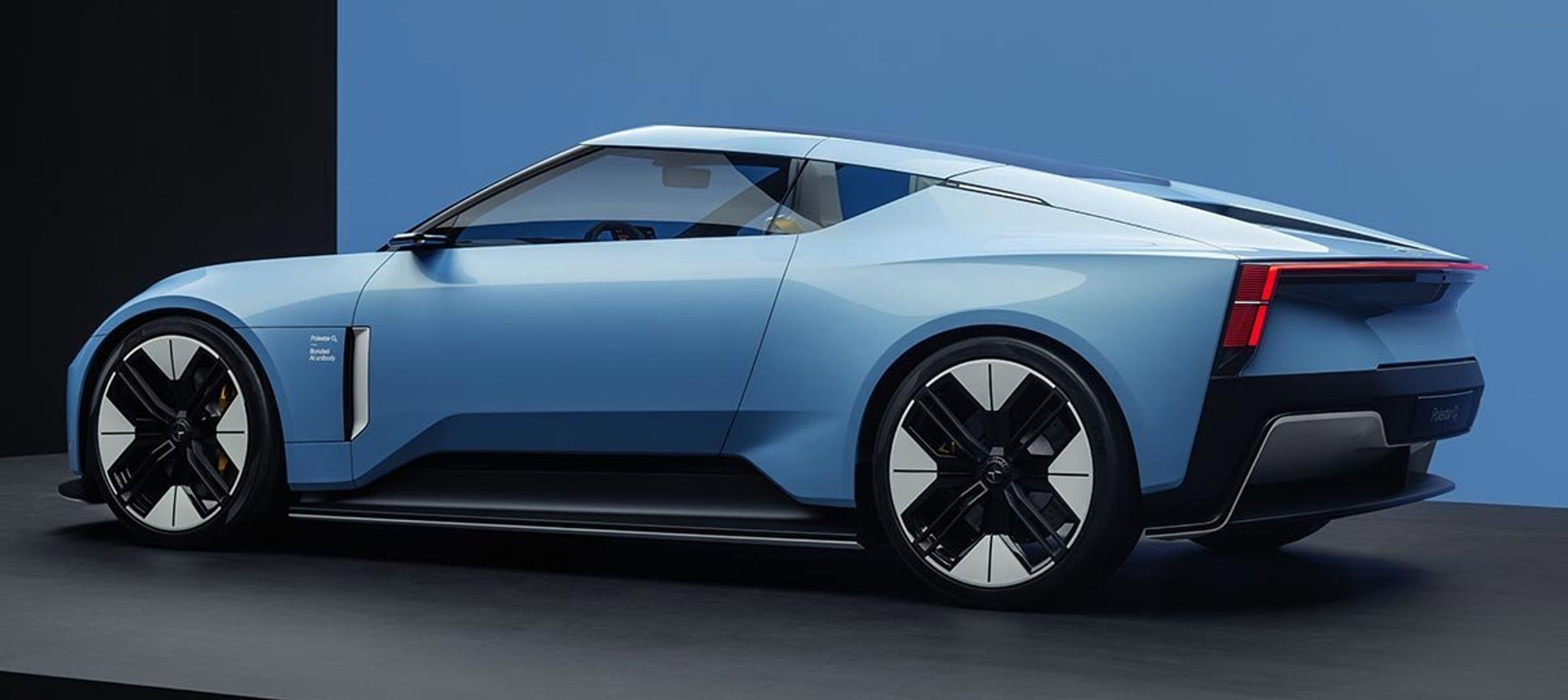 Polestar 6 har dramatiske former i alle vinkler.