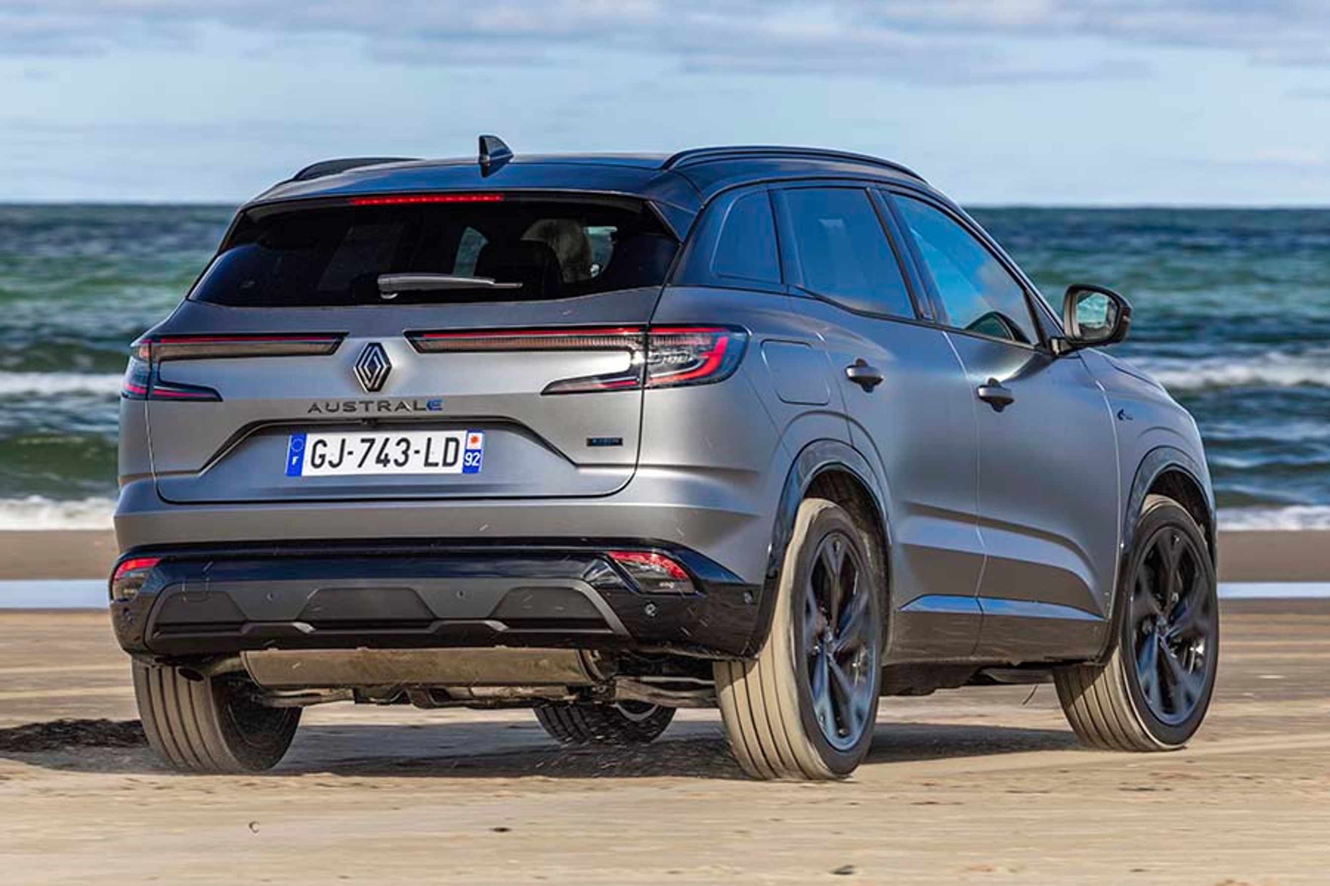 Austral har et bagparti, der minder meget om den nye Meganes. Firehjulsstyring kan tilvælges.