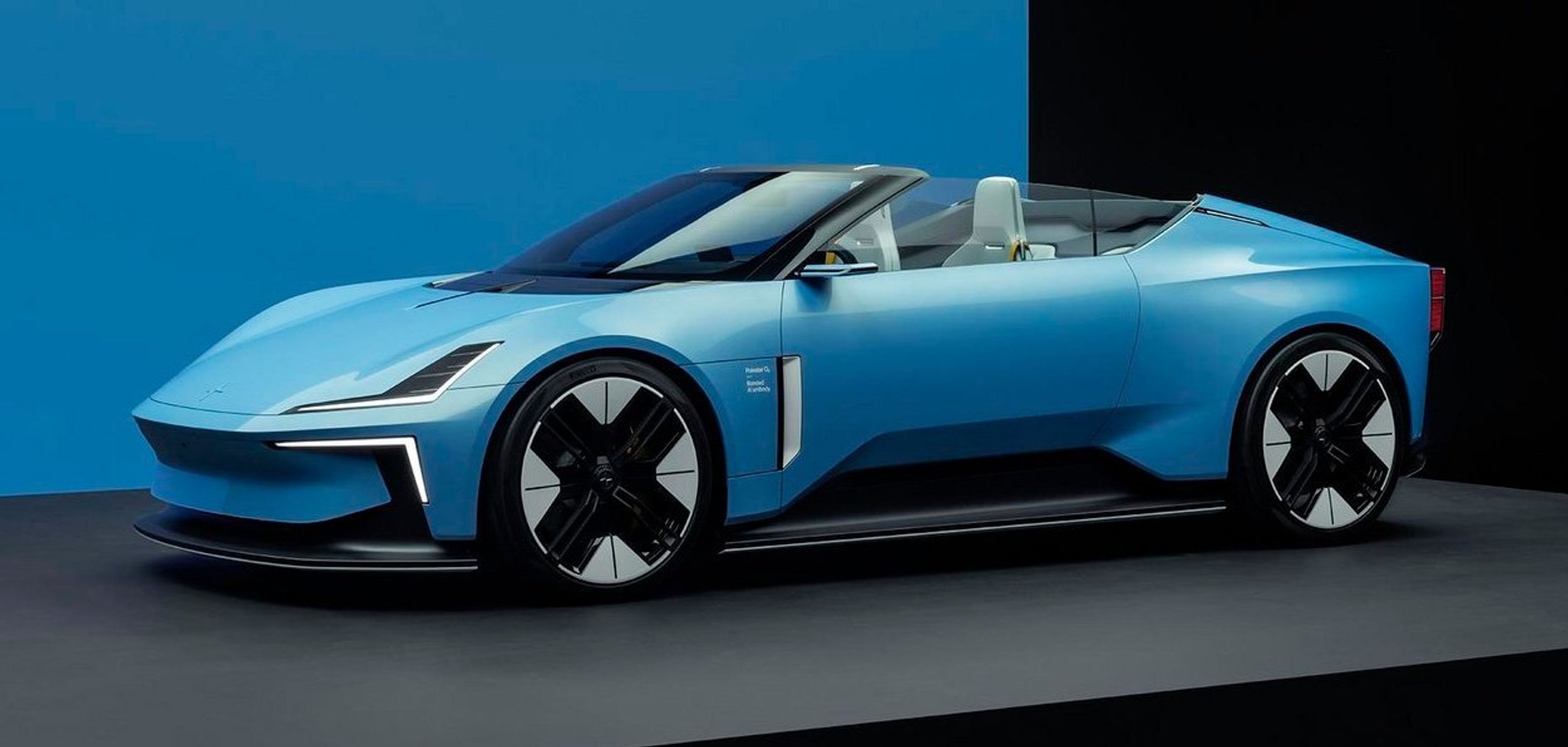 Lyseblå Polestar 6.